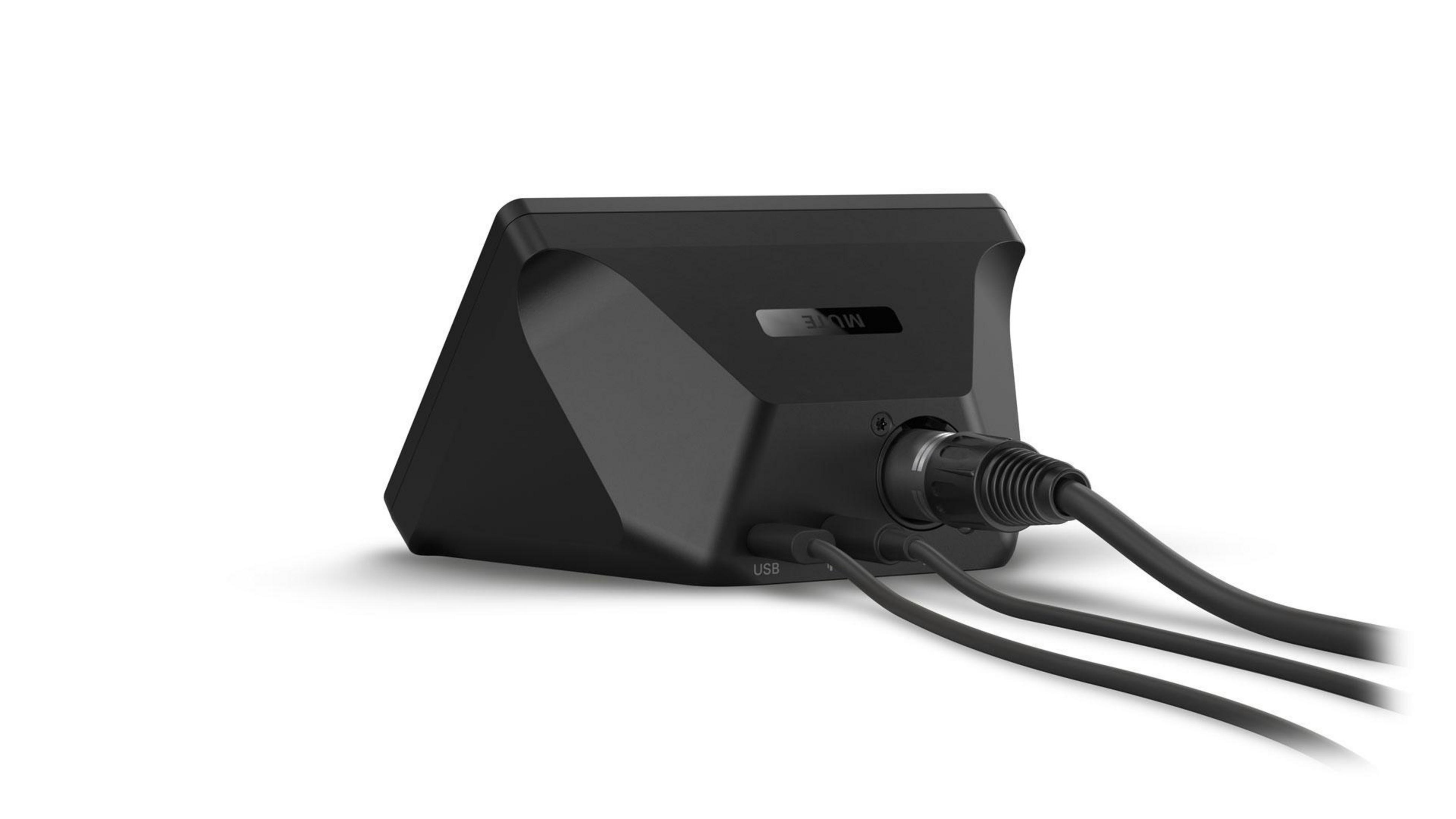 Un'interfaccia audio nera con più cavi collegati. L'interfaccia è su uno sfondo bianco.