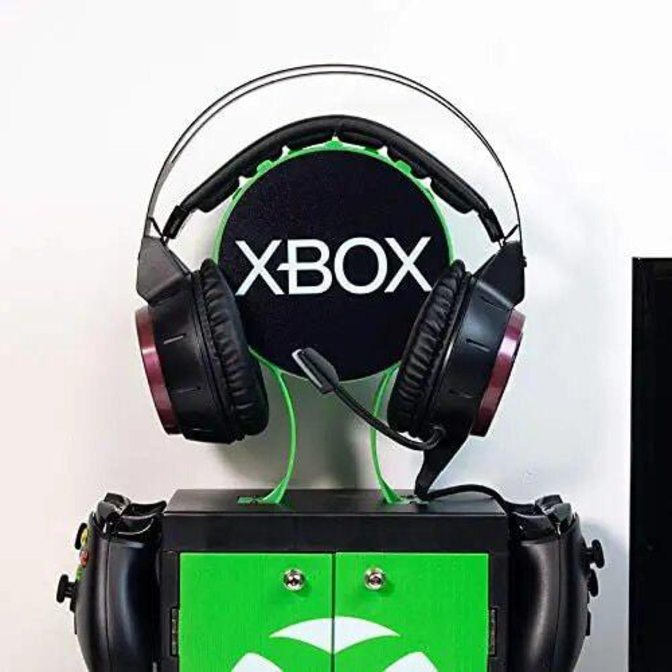 Xbox-Gaming-Ständer mit Headset und Controllern. Verfügt über ein grünes und schwarzes Farbschema.
