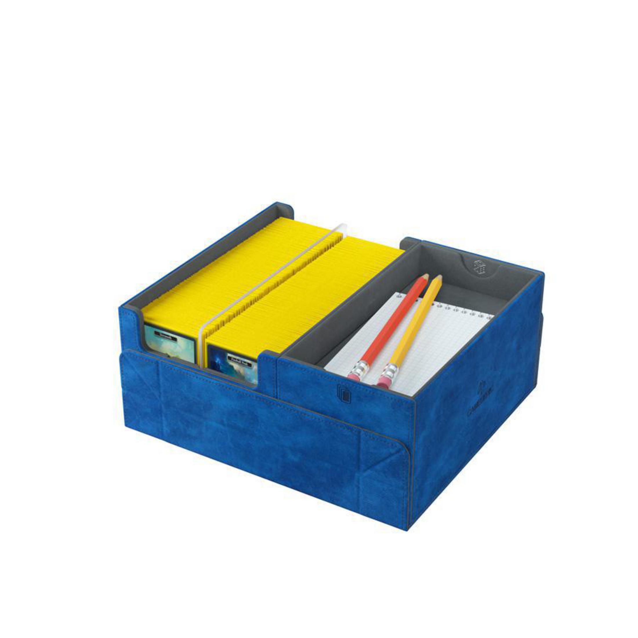 Eine blaue, Wildleder-ähnliche Box mit gelben und grauen Fächern, die gelbe Karten und Bleistifte enthält. Isoliert auf Weiß.