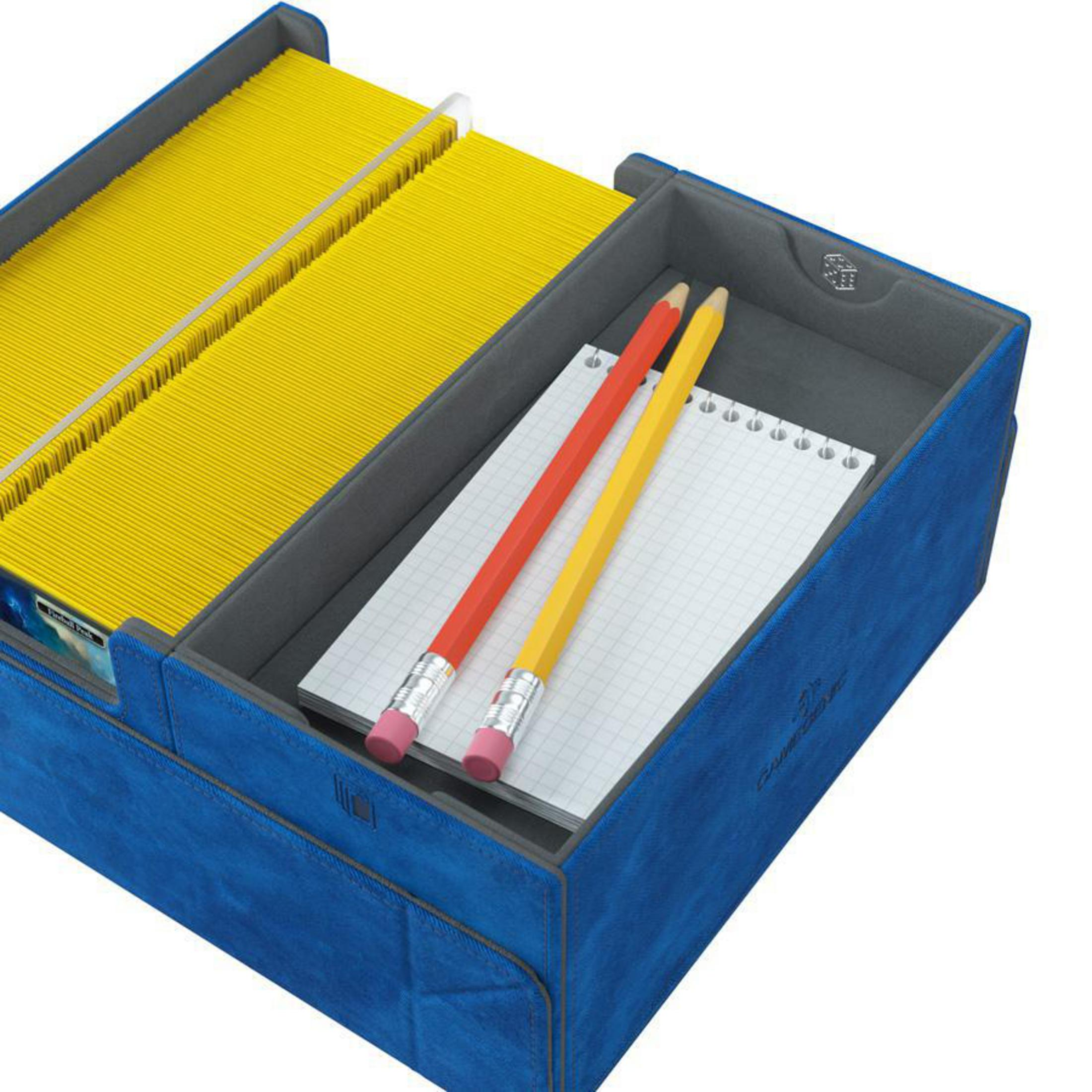 Eine blaue Box mit gelben Aktenordnern, roten und gelben Bleistiften und einem Notizblock darin, auf weißer Oberfläche.
