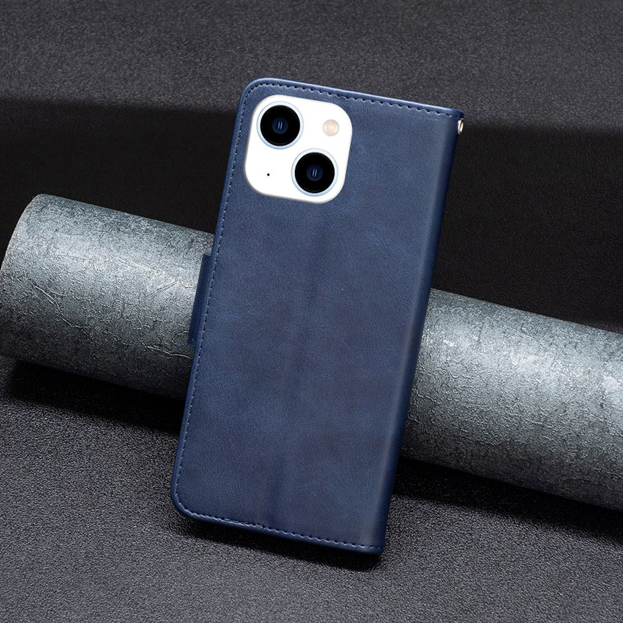 Blauwe telefoonhoes op een donkere achtergrond. Het is een leren portemonnee-hoes.