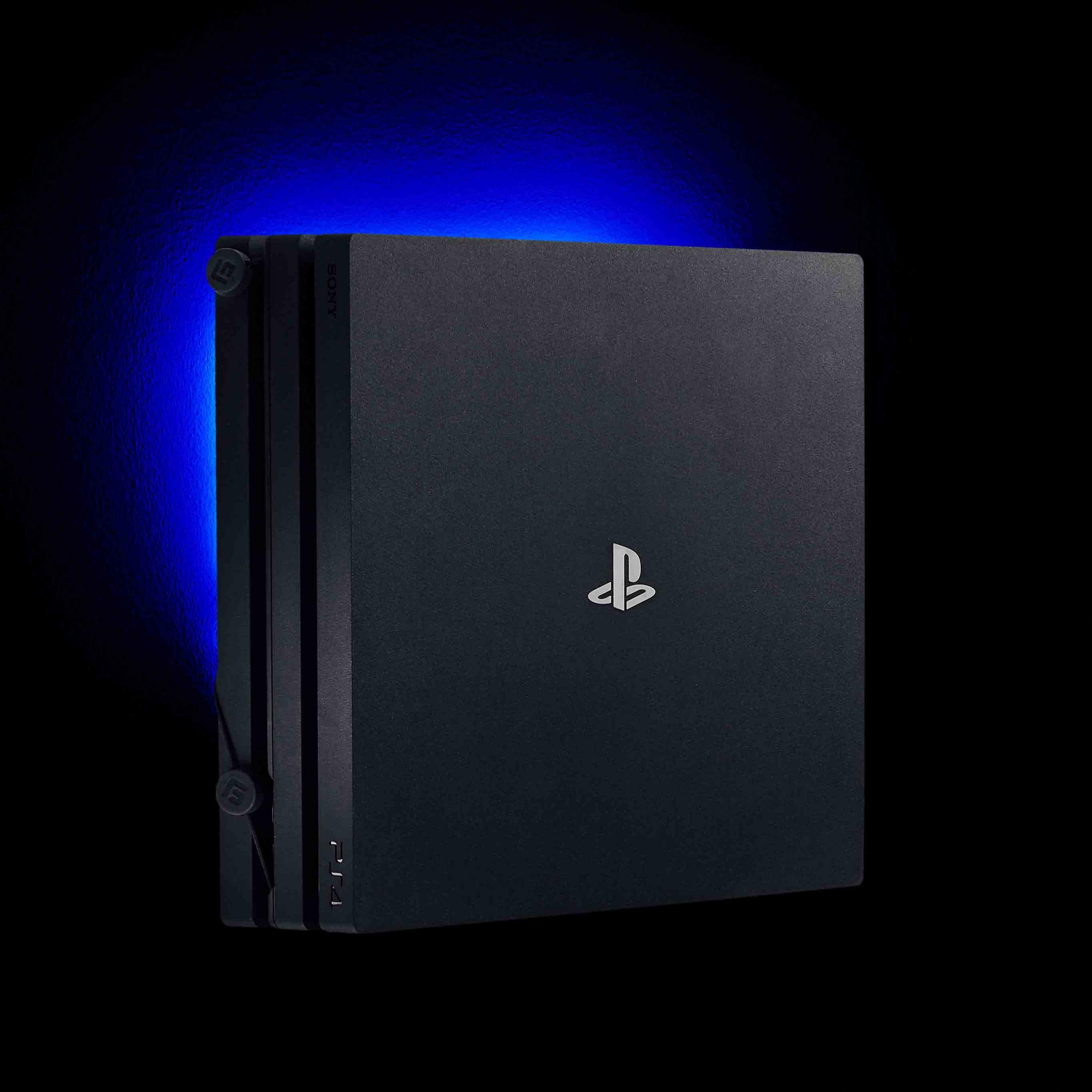 Schwarze PlayStation-Konsole mit blauem Licht dahinter. Sony-Logo sichtbar. Dunkler Hintergrund.