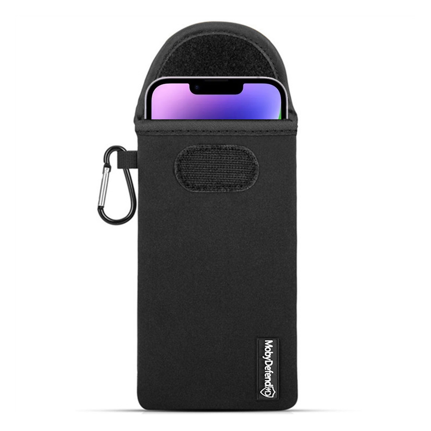 Zwarte telefoonzak met karabijnhaak, telefoon gedeeltelijk zichtbaar. Zwarte zak met witte achtergrond.