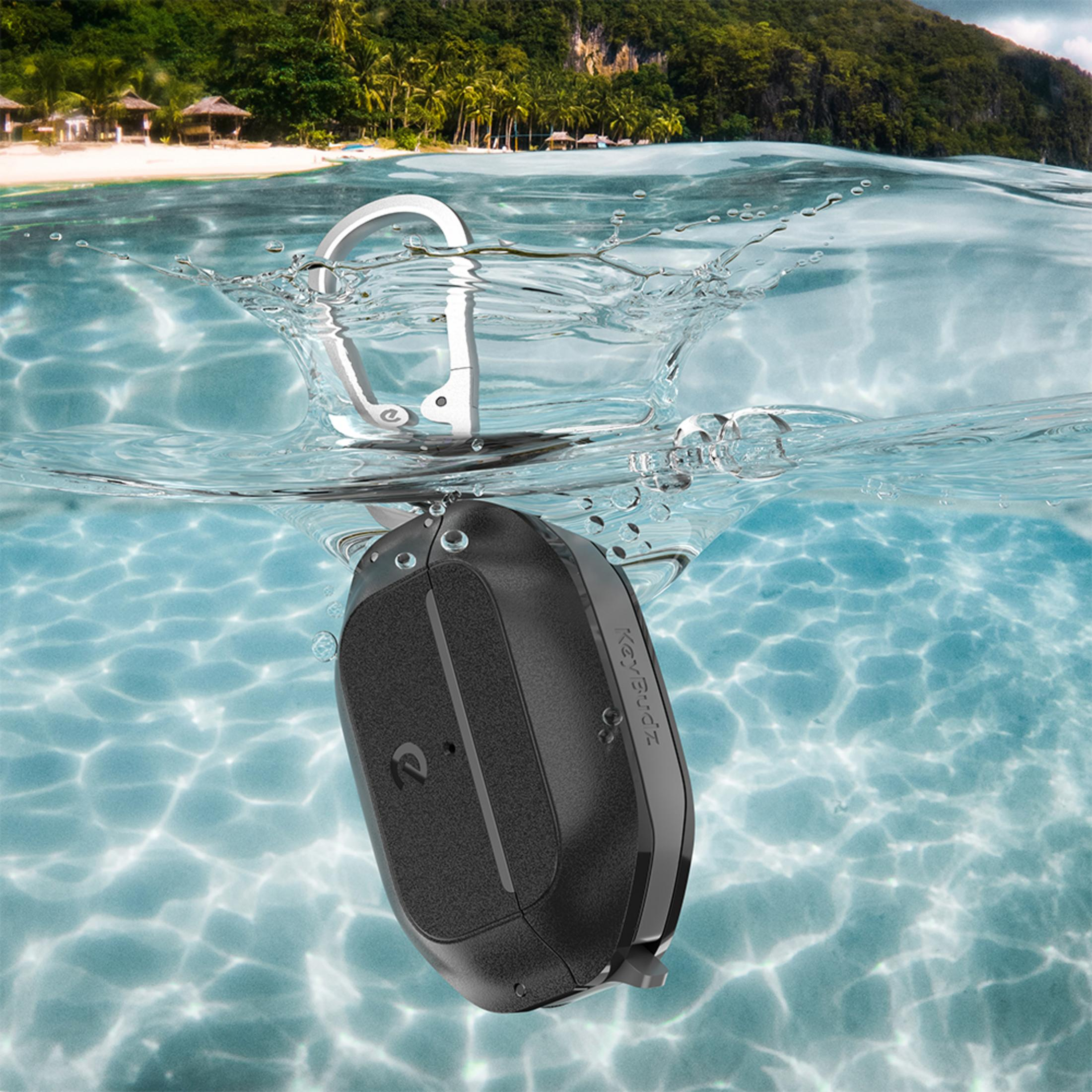 Schwarzer Lautsprecher im Wasser mit Karabiner, tropischer Hintergrund.