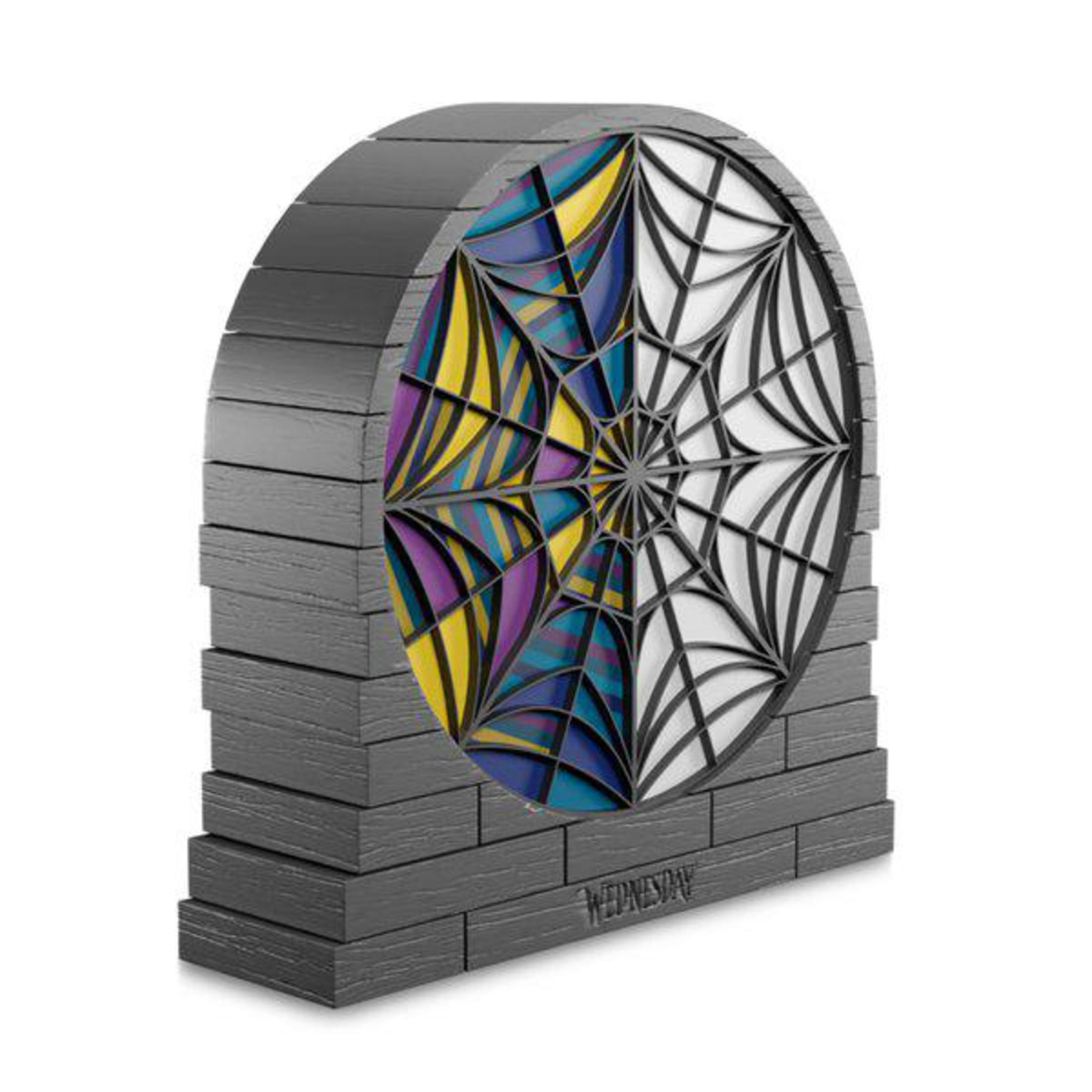 Un muro de ladrillo decorativo con una vidriera que muestra un diseño de telaraña.