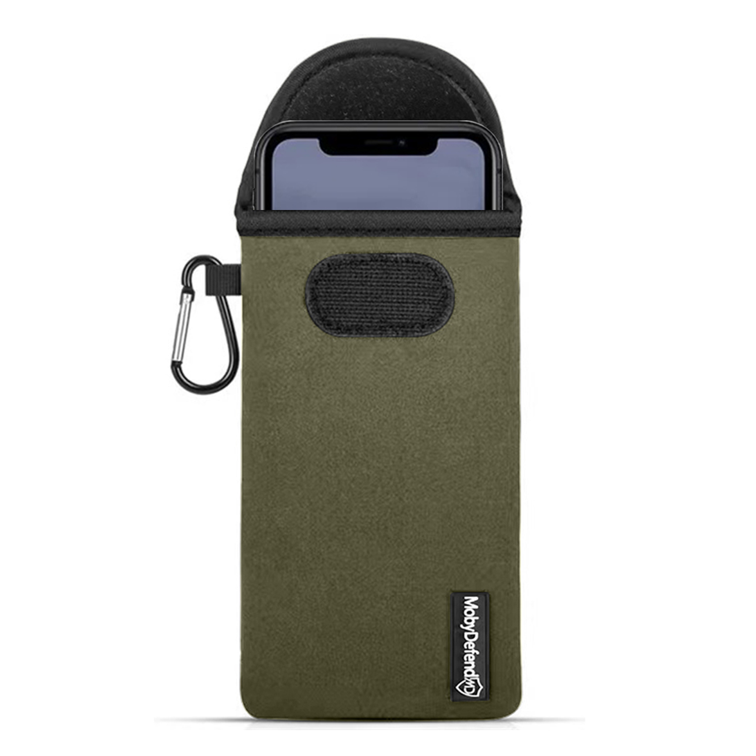 Olijfgroene telefoonsleeve met een zwarte rand en een karabijnhaak. Telefoon is zichtbaar in de sleeve.