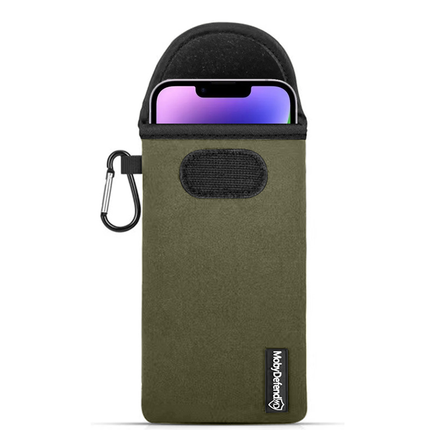 Groene telefoonsleeve met karabijnhaak. Telefoon zichtbaar. Witte achtergrond.