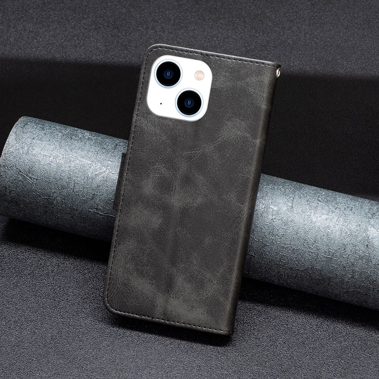 Étui de téléphone en cuir gris foncé avec un téléphone. Surface texturée et fermoir magnétique.