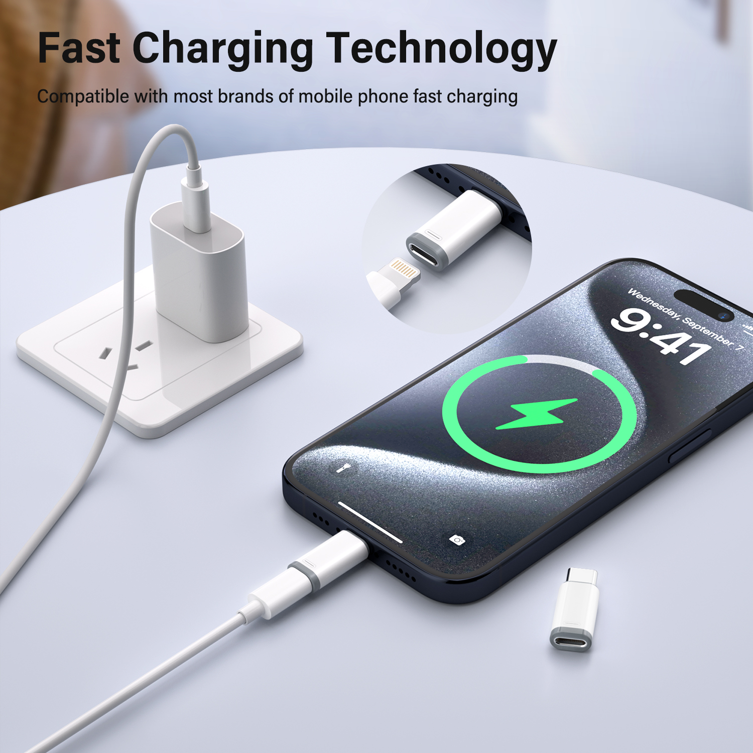 Telefon ładujący się z białą ładowarką i kablem. Wtyczka ładowania jest biała. Tło jest białe.