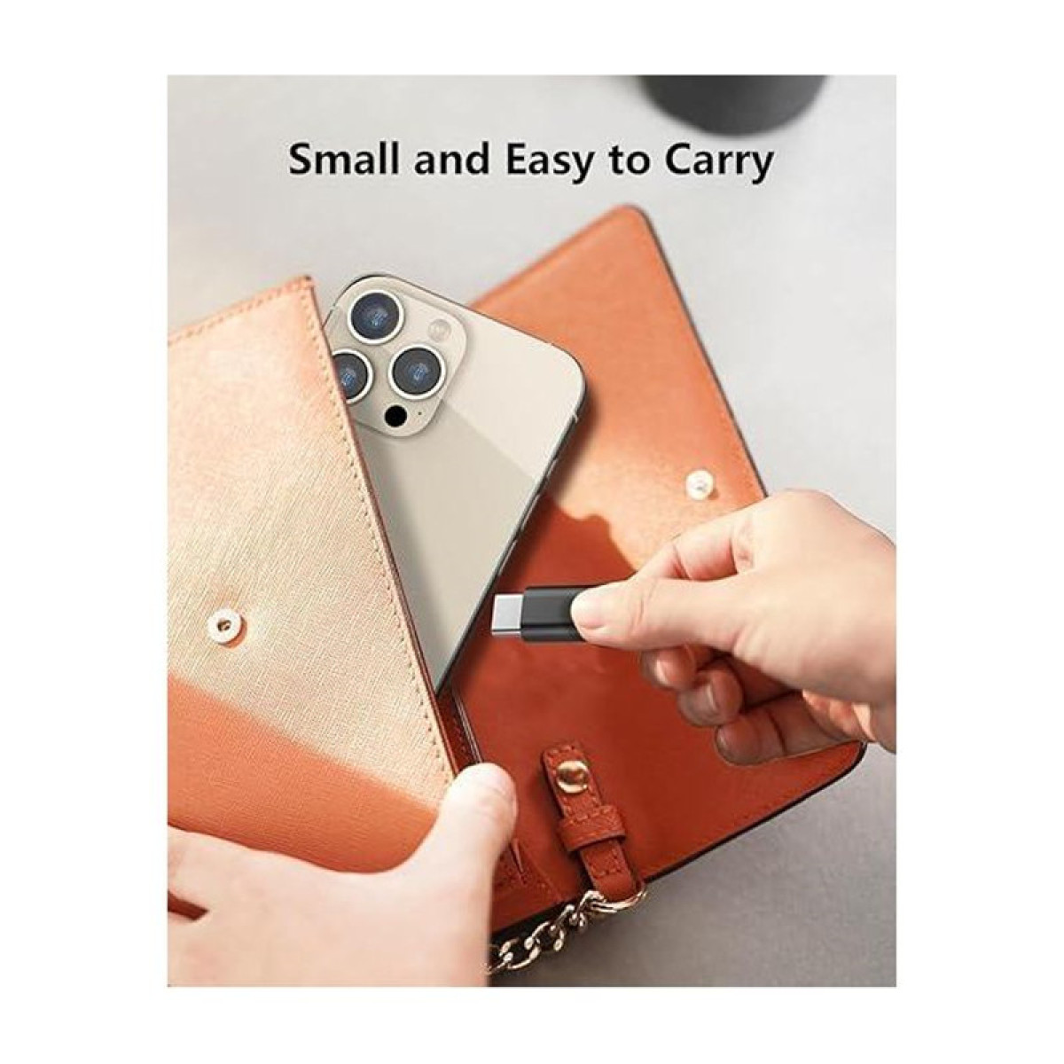 Telefon w skórzanym etui. Tekst: „Mały i łatwy do przenoszenia”. Widoczny adapter USB-C.