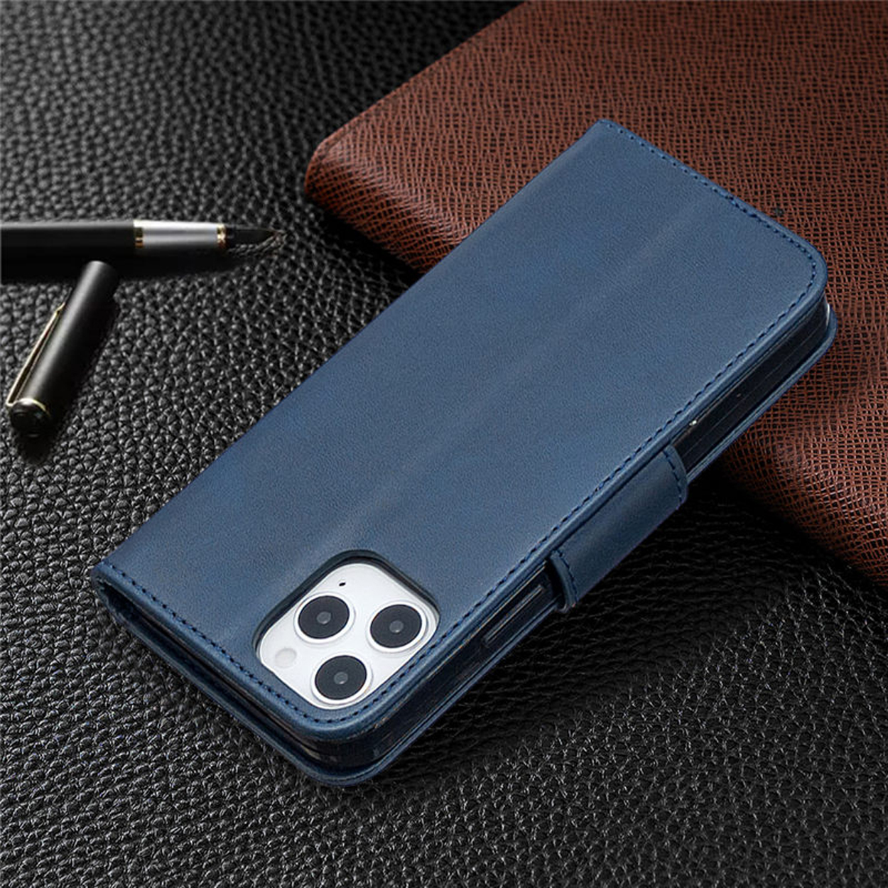 Étui de téléphone en cuir bleu, vue de face sur une surface texturée, avec téléphone à l'intérieur.