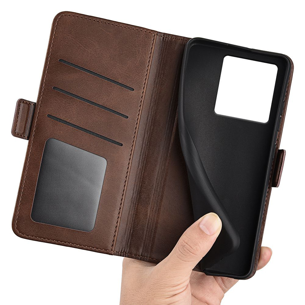 Bruine leren telefoonhoes open, met een telefoon erin. Een hand houdt de hoes vast.