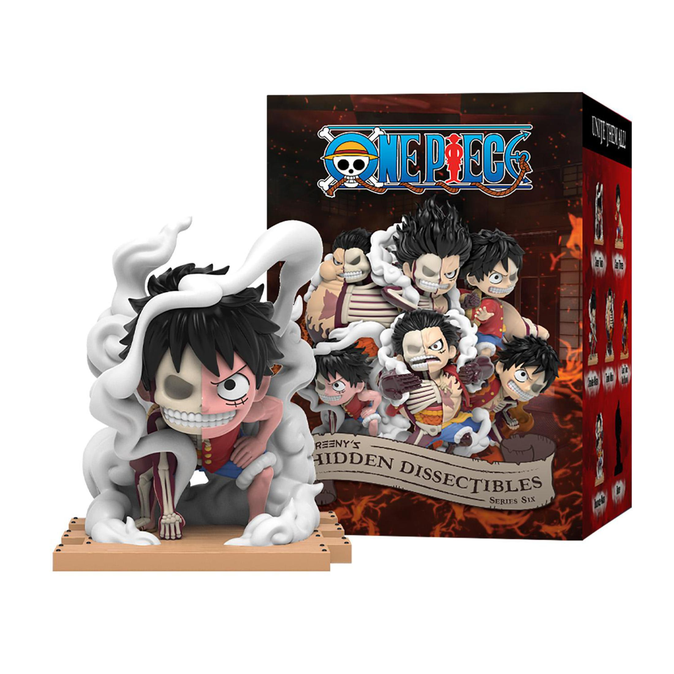 Figurka Luffy'ego z anime One Piece z pudełkiem z tyłu. Figurka stoi na drewnianej podstawie.