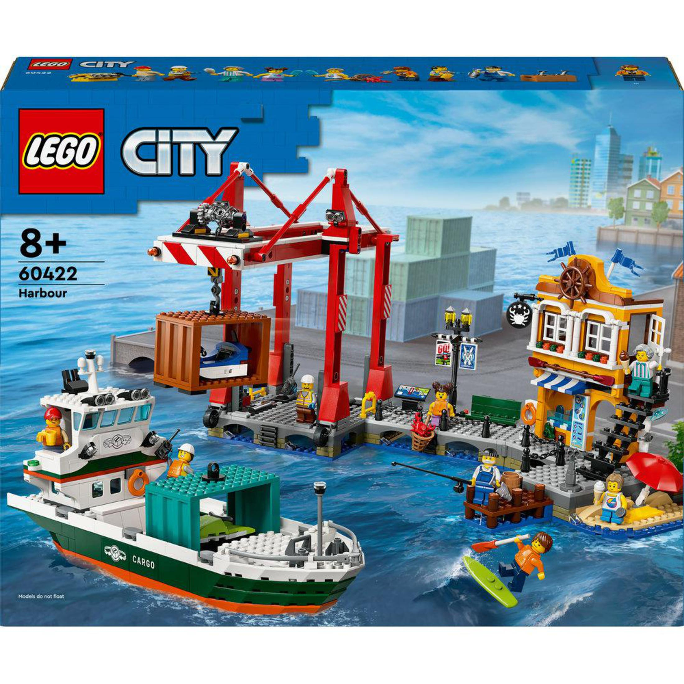 Zestaw Lego City, scena portowa. Zawiera statek, dźwig i figurki w pobliżu wody.