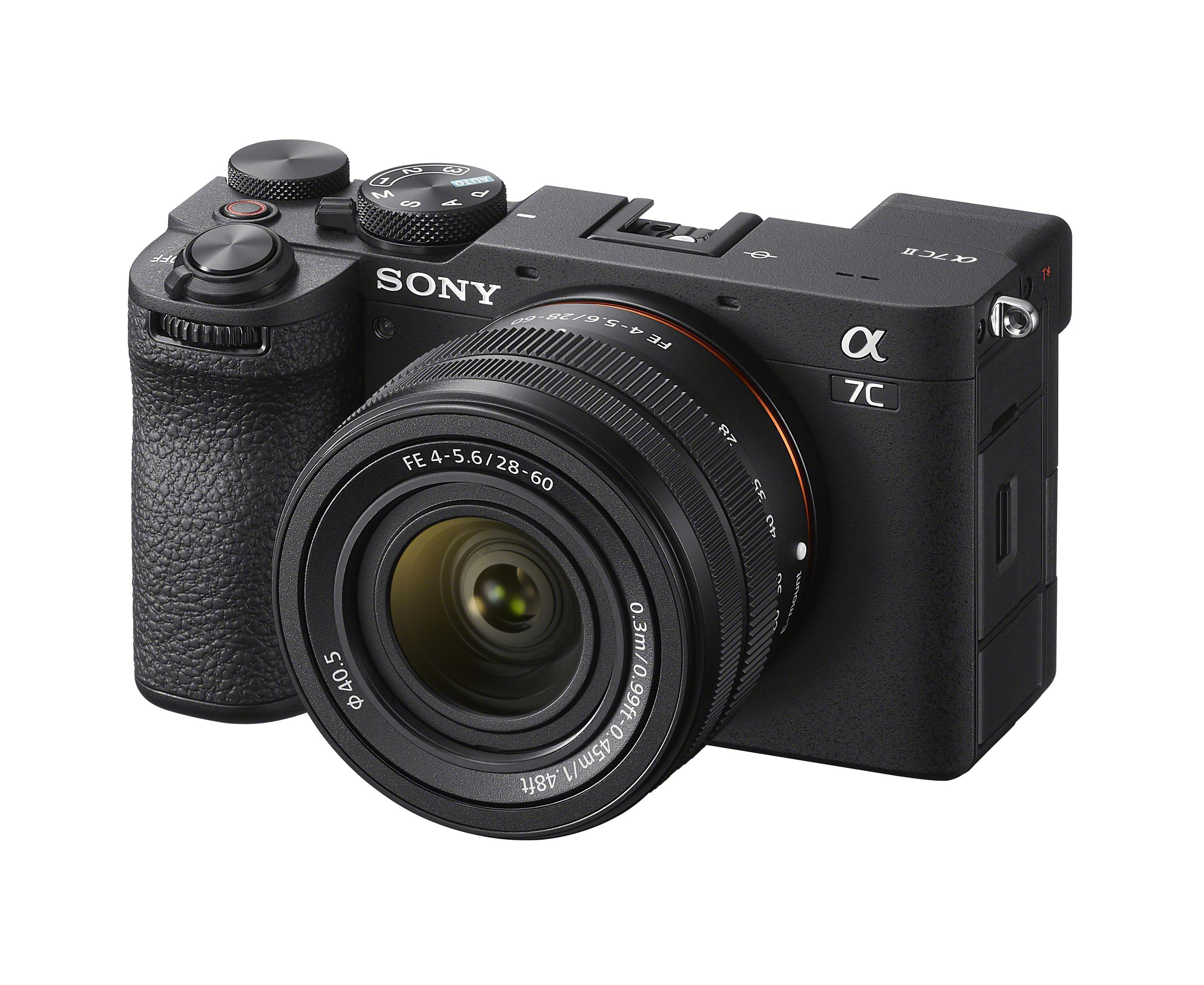Eine schwarze Kamera mit Objektiv und Bedienelementen. Es hat das Wort SONY und Alpha 7C auf der Seite und vorne.