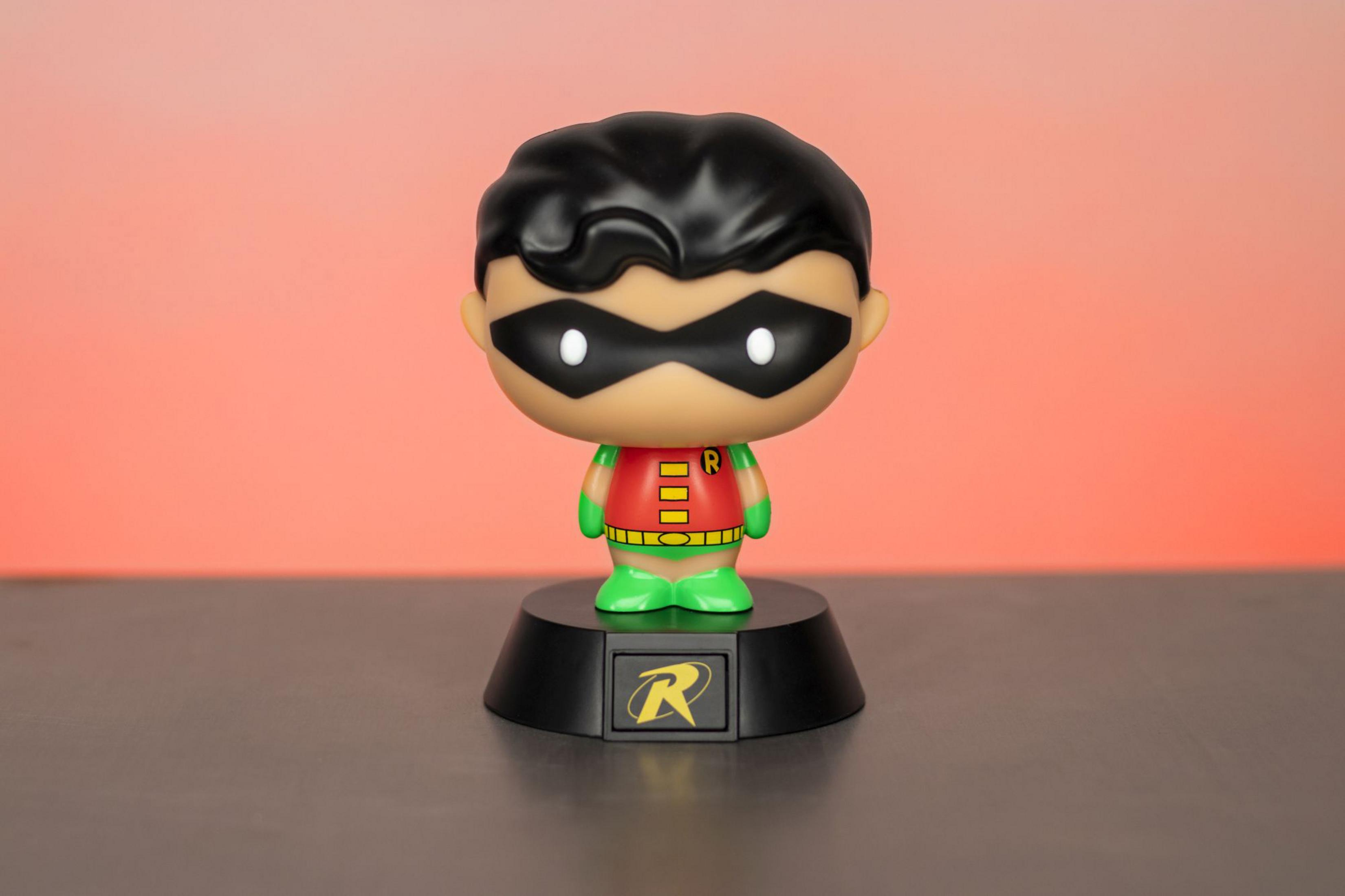 Eine Funko Pop Figur von Robin, in einem roten, gelben und grünen Kostüm, auf schwarzem Sockel.