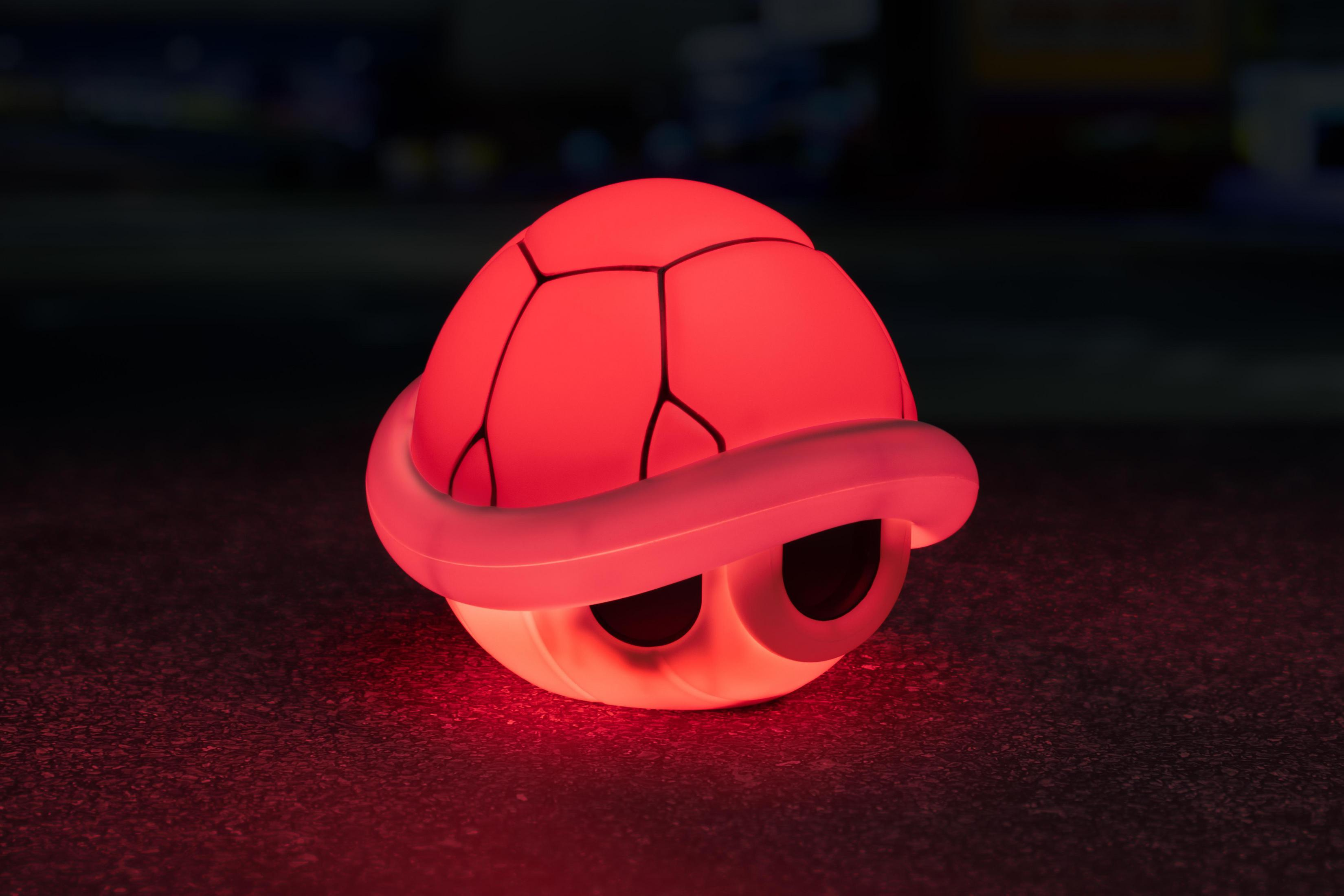 Rote, leuchtende Mario Kart-Hülle. Sie liegt auf einer strukturierten Oberfläche im Dunkeln.