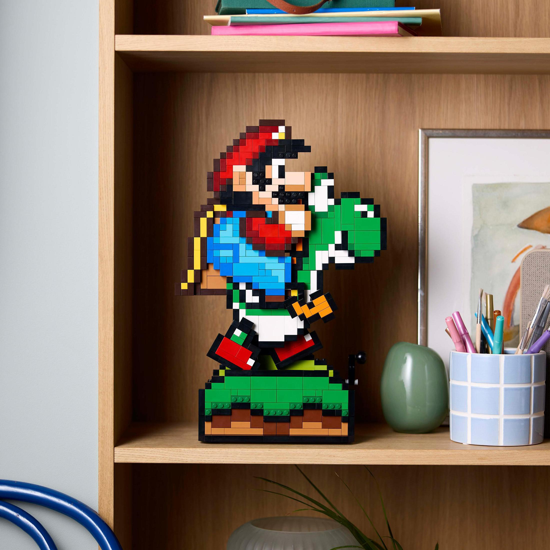 Figurki Lego Mario i Yoshi na półce.