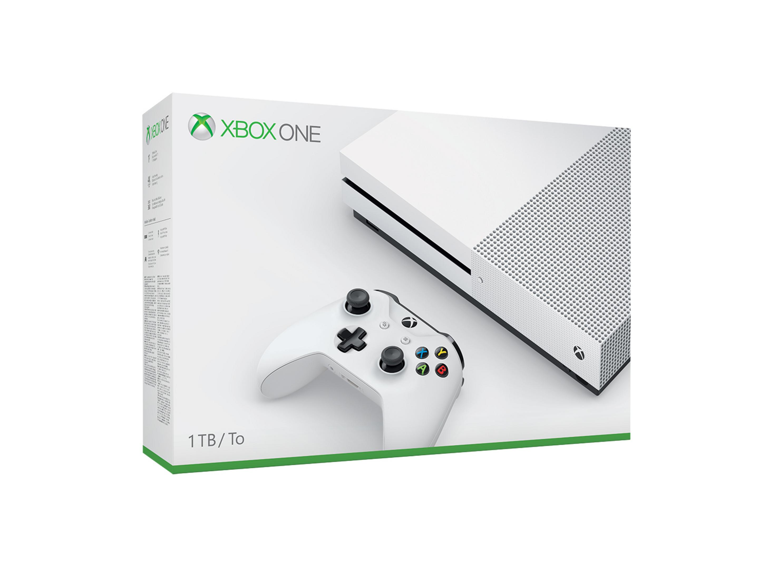 Weiße Xbox One, Controller und Box. Box hat Text. Weißer Hintergrund.