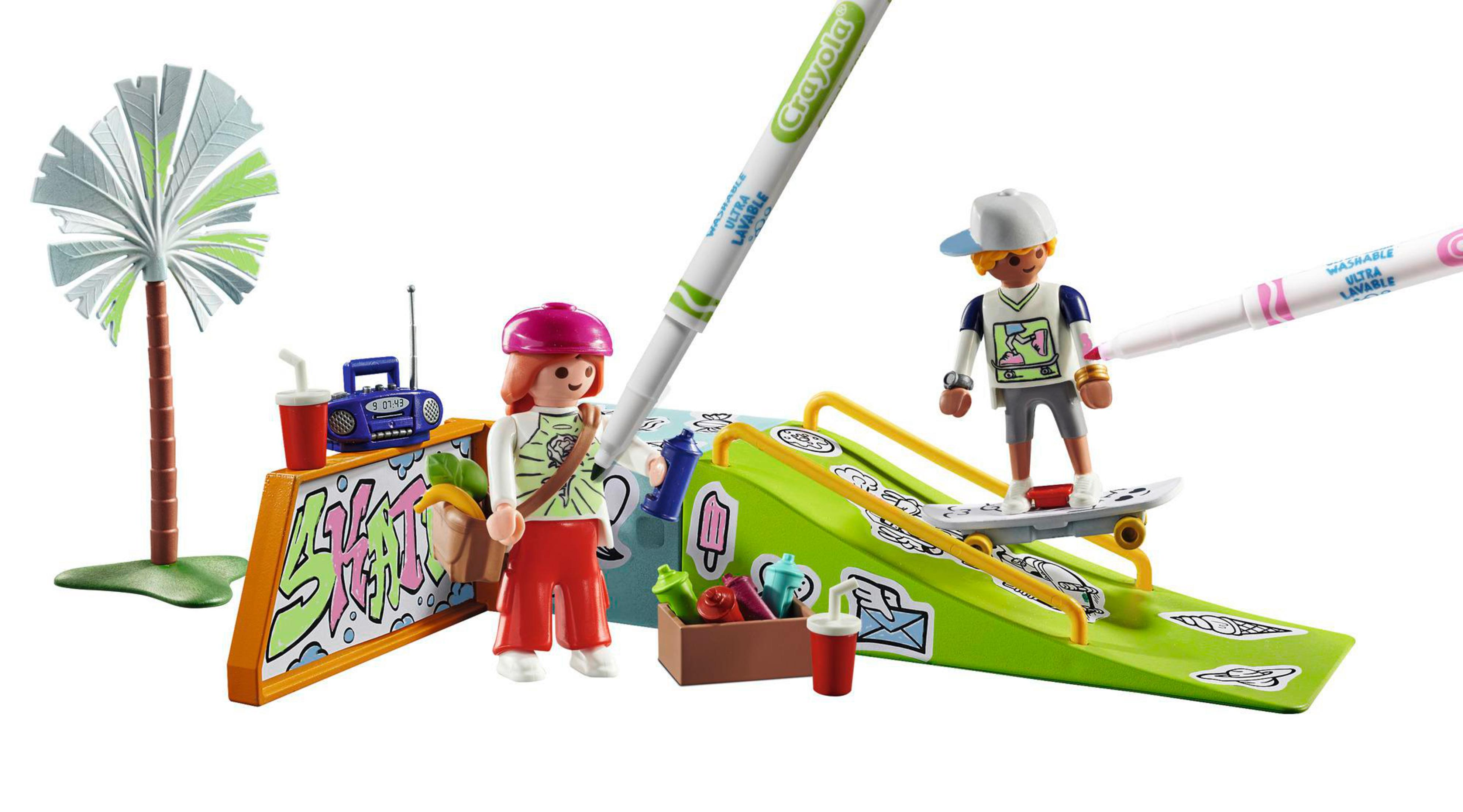 Playmobil-Szene mit Skateboardern, Graffiti und Markern.