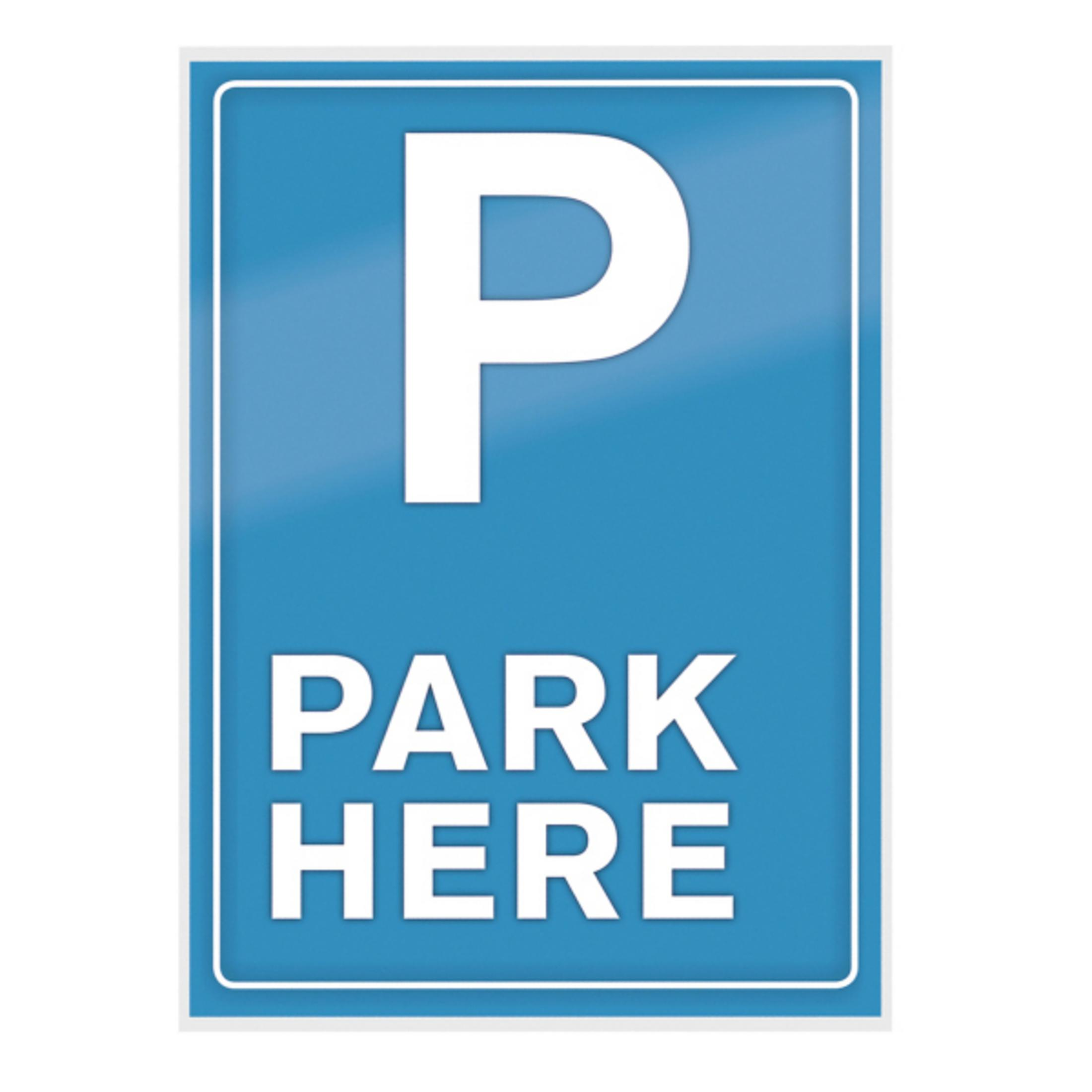 Ein blaues rechteckiges Schild mit weißem Rand und den Worten „PARK HERE“ in großen weißen Buchstaben.