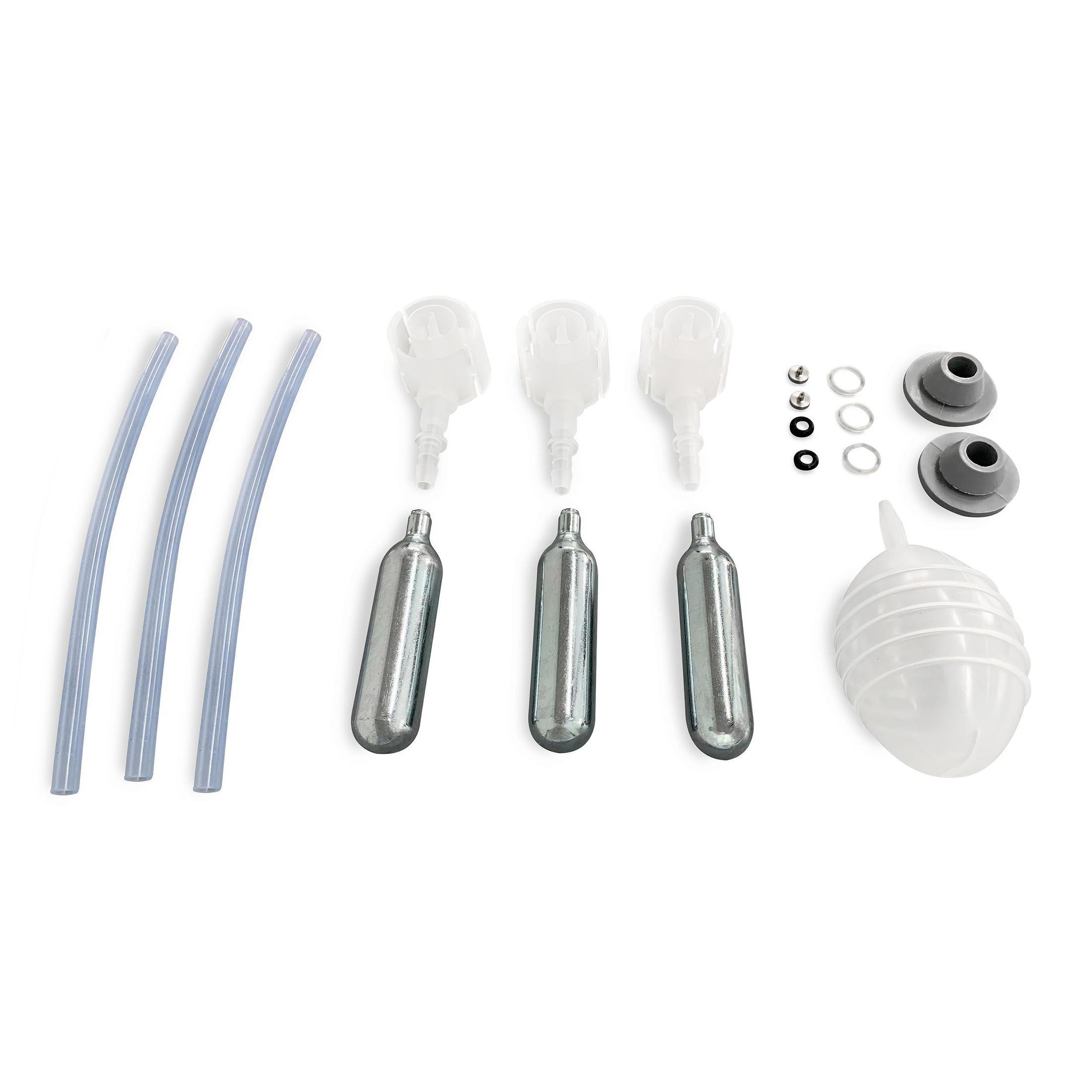 Set di attrezzature mediche. Include tubi, ugelli, bombole e una lampadina. Tutti gli articoli sono bianchi e argentati.