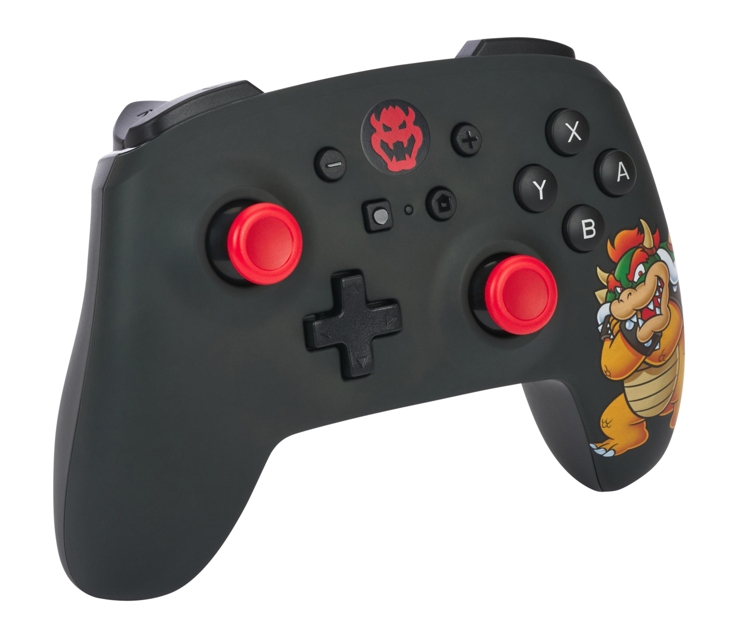 Czarny kontroler Nintendo Switch Pro z czerwonymi przyciskami. Postać Bowsera po prawej stronie.
