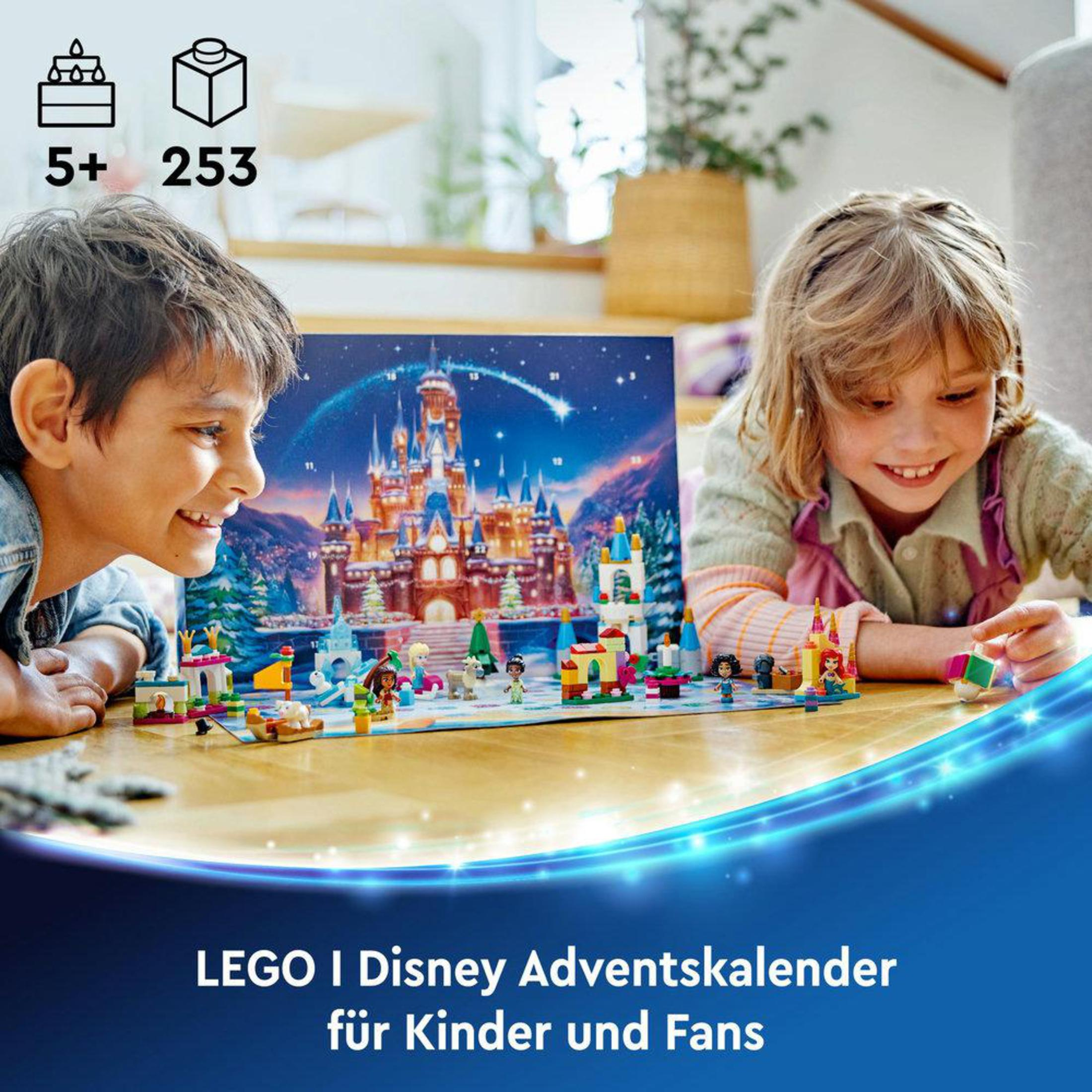 Dos niños jugando con un Calendario de Adviento Lego Disney. Incluye figuras Lego y una escena de castillo.