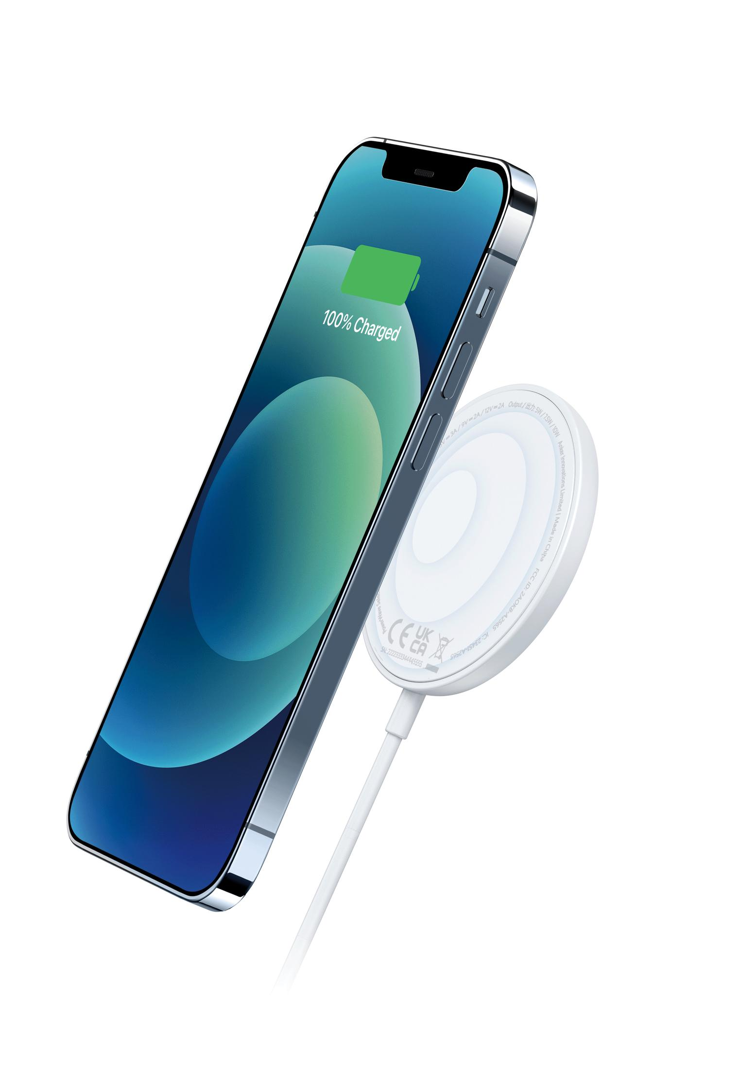 Un iPhone su un caricabatterie wireless, che mostra il 100% di carica, su sfondo bianco.