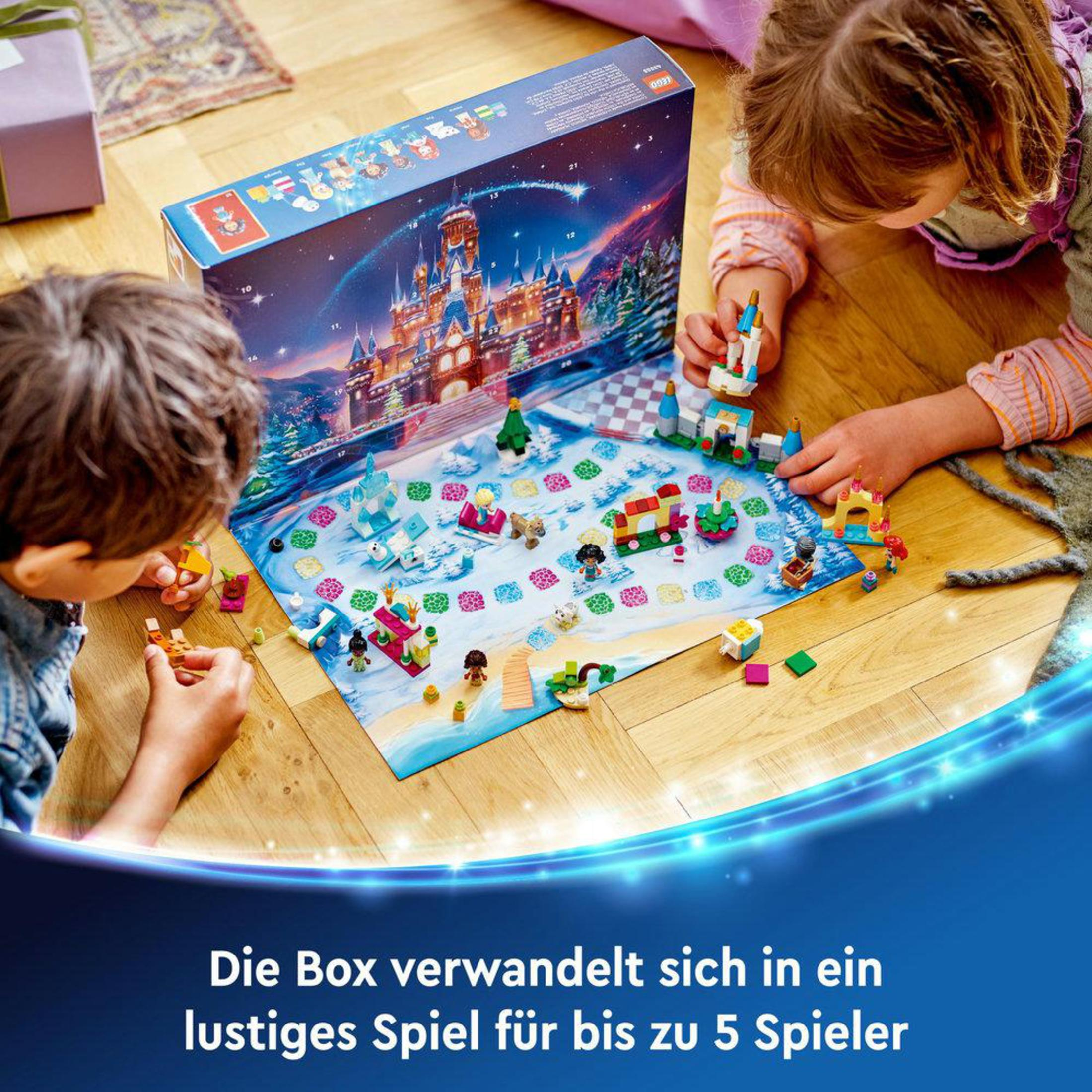 Dos niños jugando con un juego de Lego. El set tiene un tema de castillo Disney y un tablero de juego.