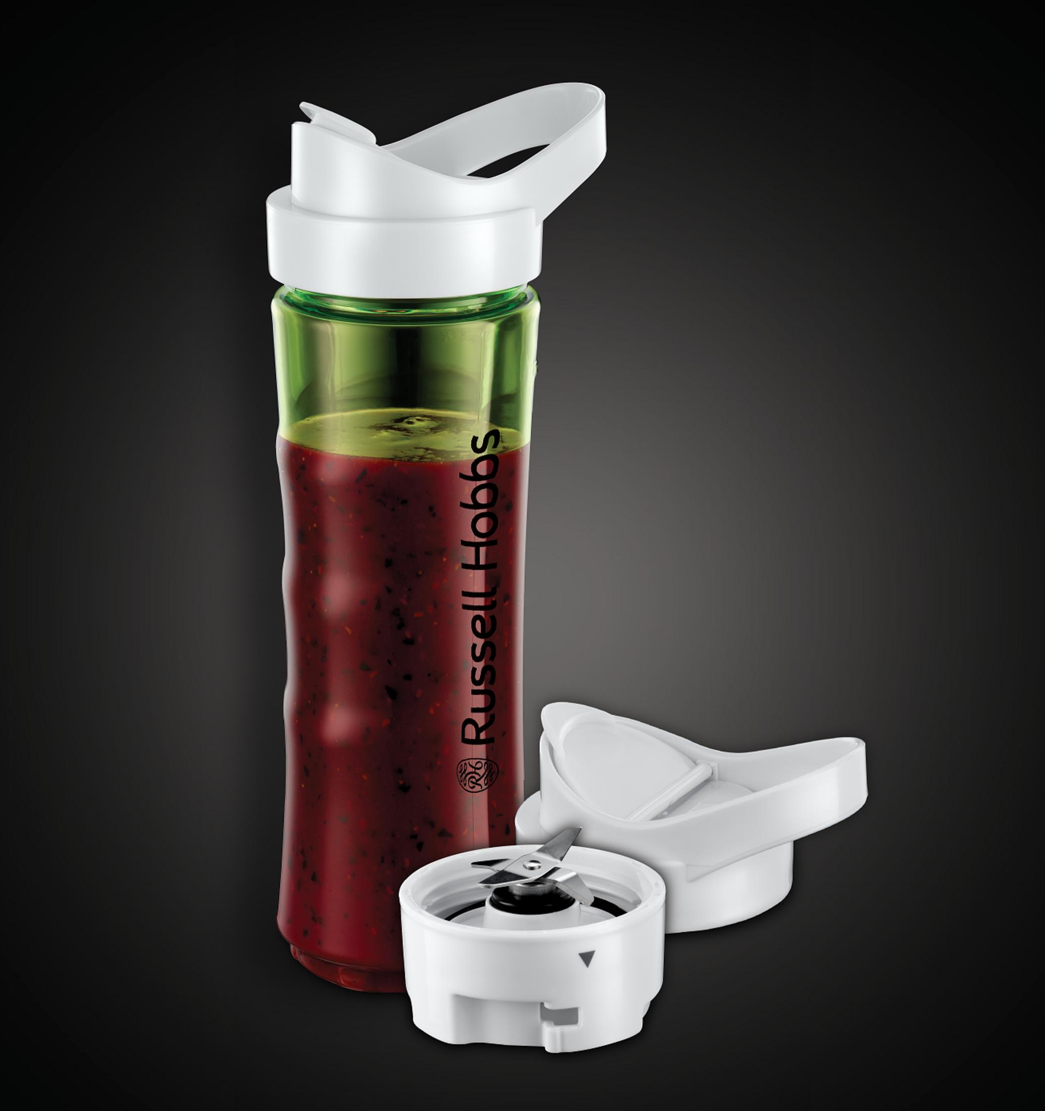 Eine Russell Hobbs Blenderflasche mit roter Flüssigkeit, plus Deckel und Messeraufsatz, auf dunklem Hintergrund.