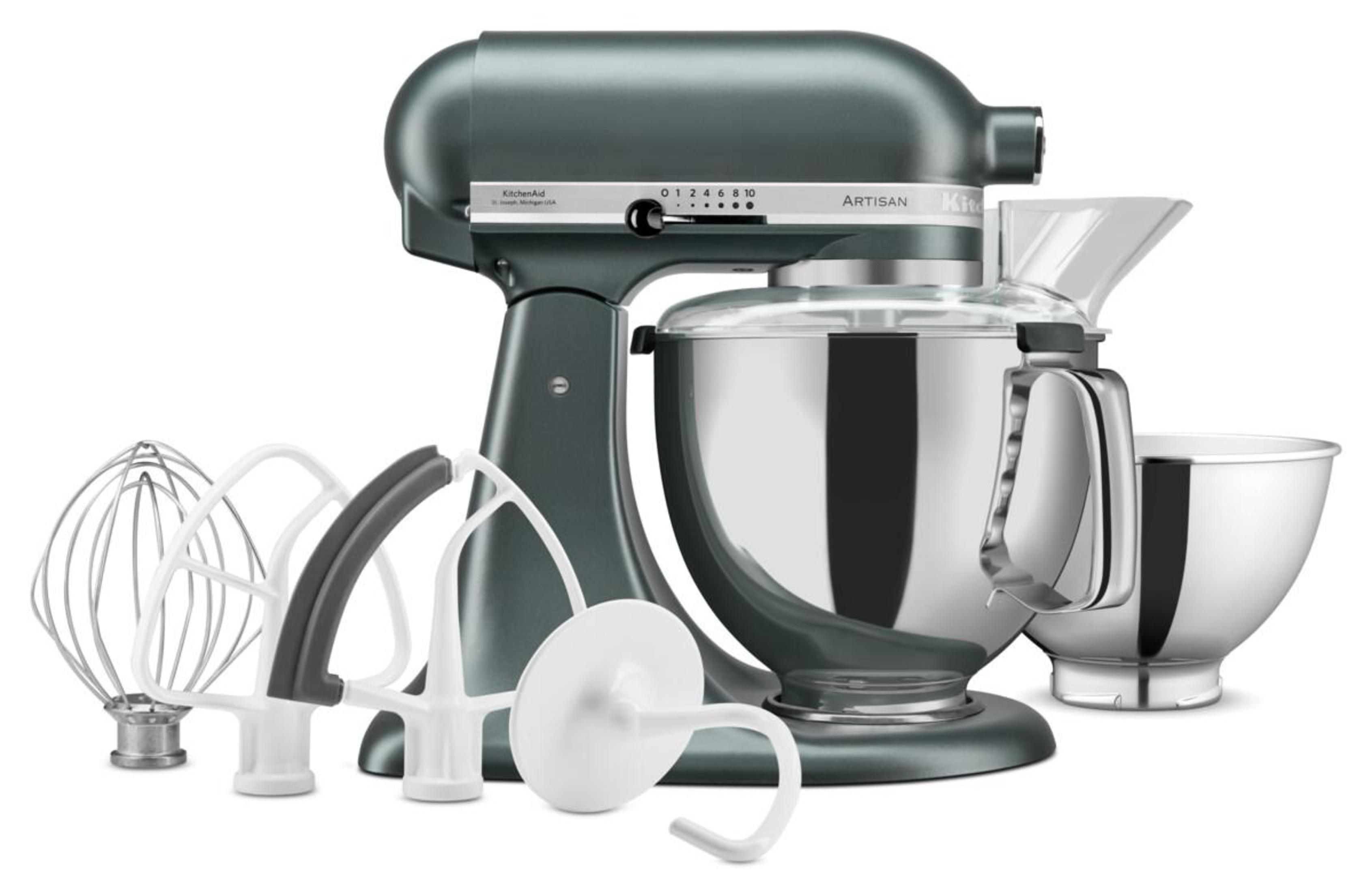 Eine KitchenAid Artisan Küchenmaschine mit Aufsätzen auf weißem Hintergrund.
