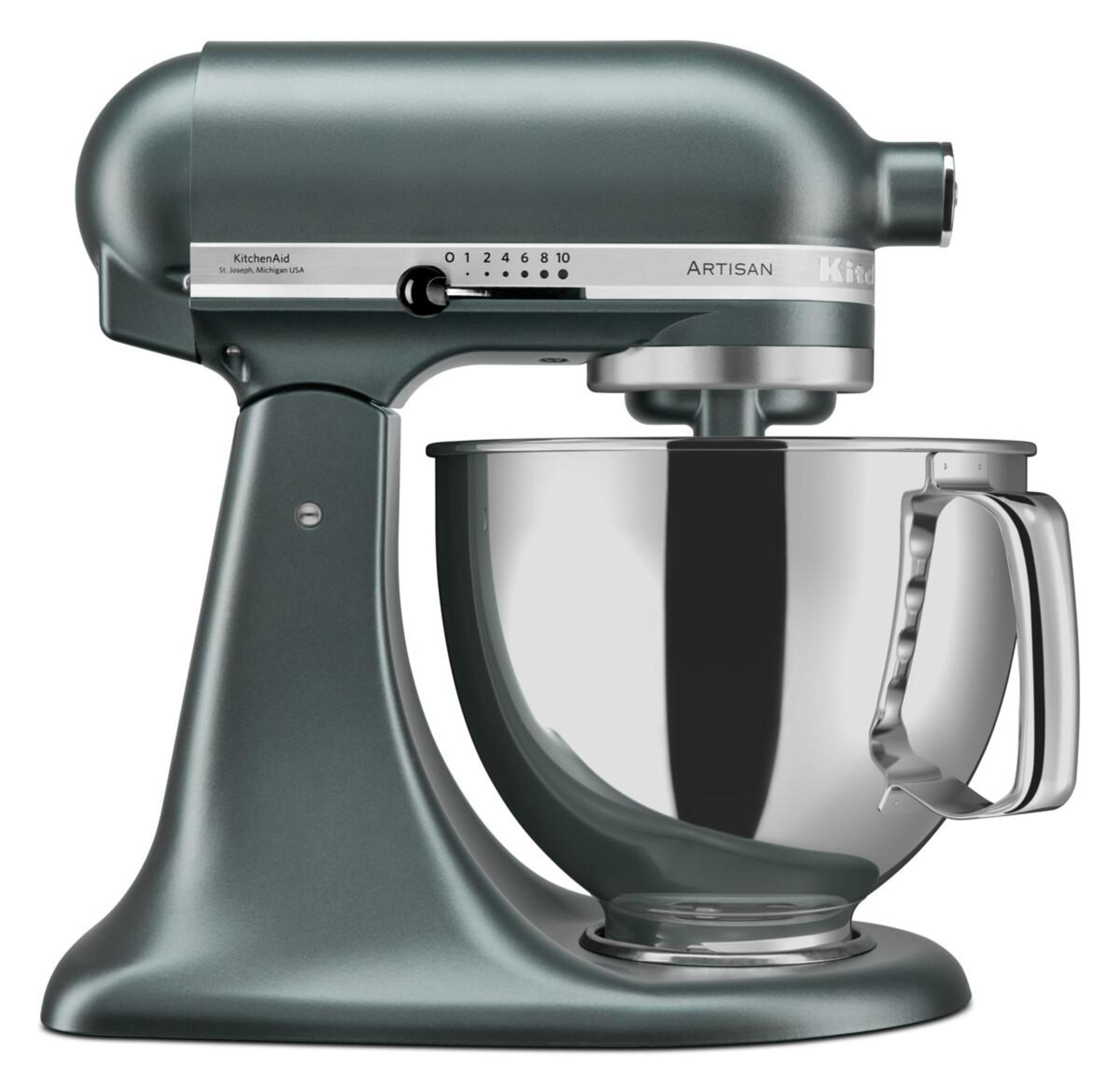KitchenAid Küchenmaschine, graue Farbe. Edelstahl-Schüssel. Knöpfe an der Seite. Weißer Hintergrund.