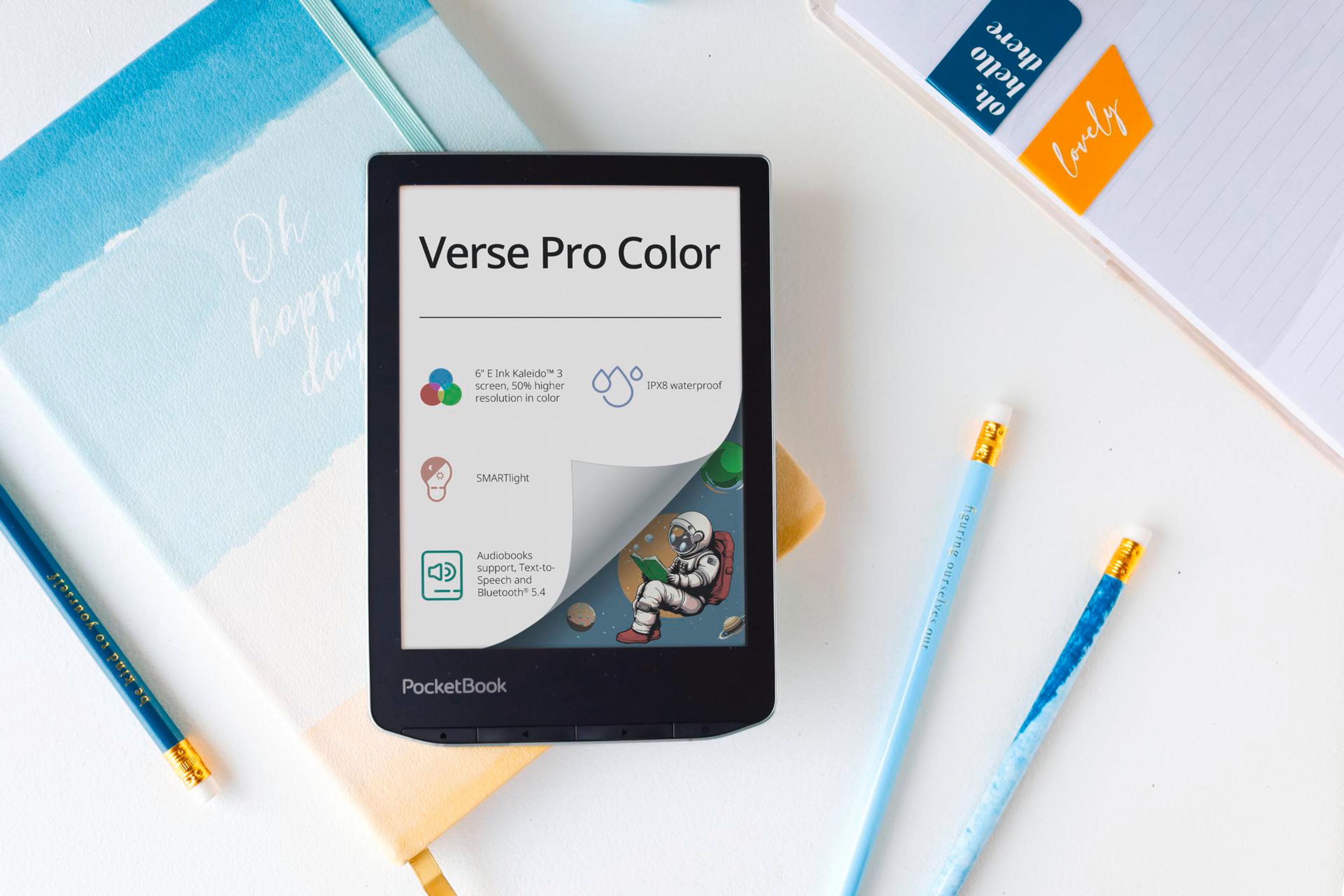 Un e-reader nero con display a colori che mostra un astronauta, con testo.