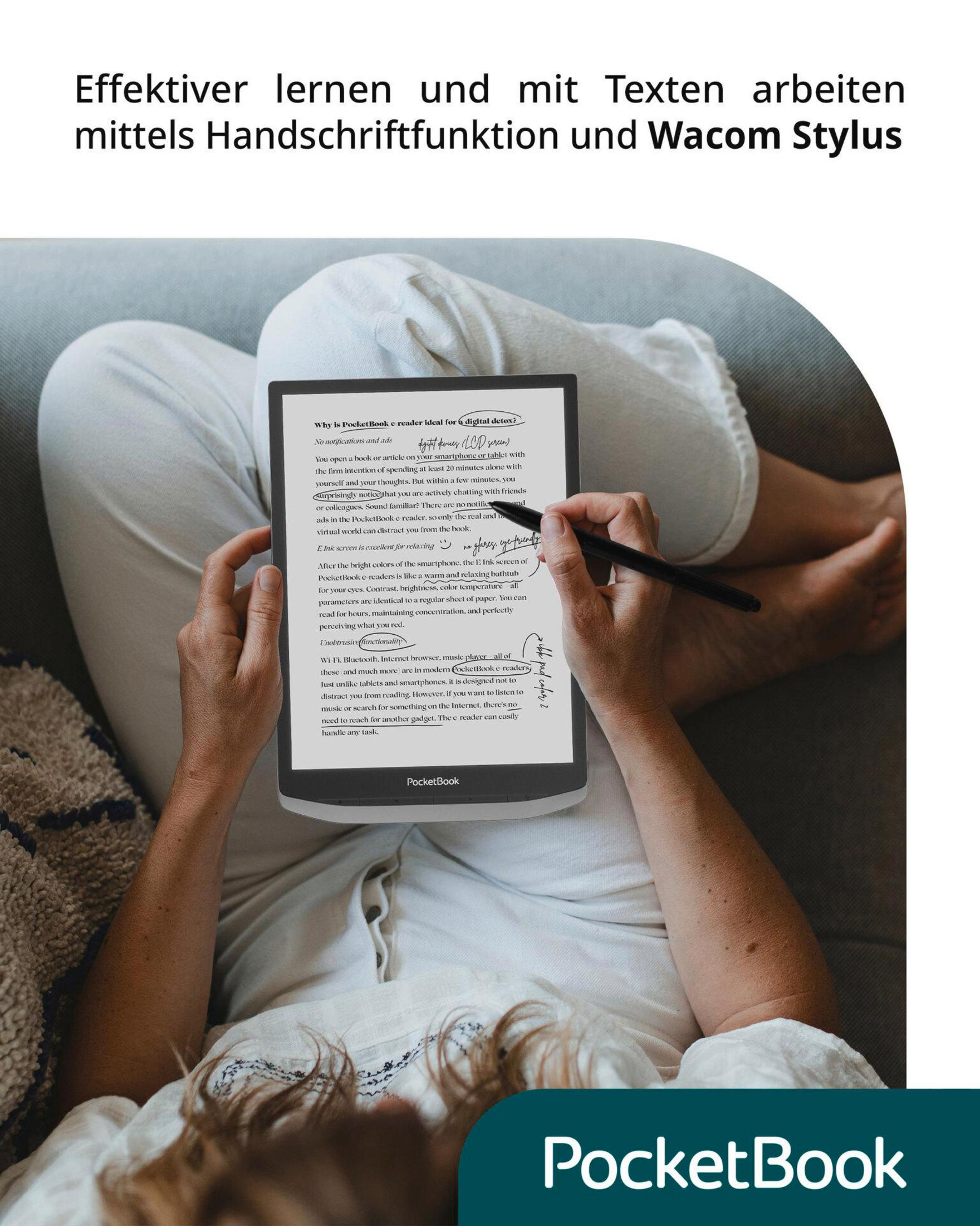 Osoba czyta tablet na kanapie. Tablet wyświetla tekst. Pióro spoczywa na tablecie.