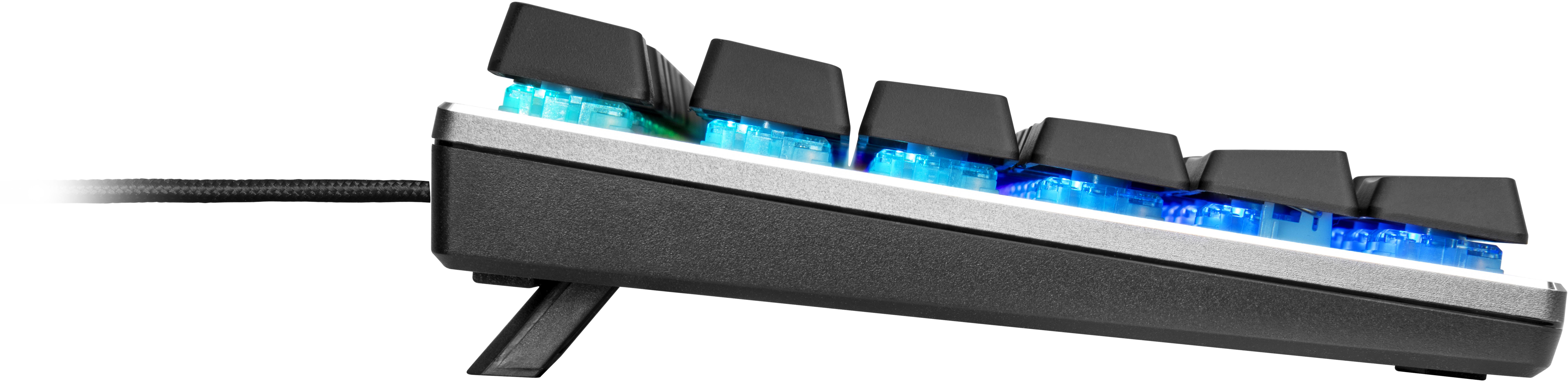 Tastiera nera con illuminazione blu e verde. Vista da bassa angolazione.
