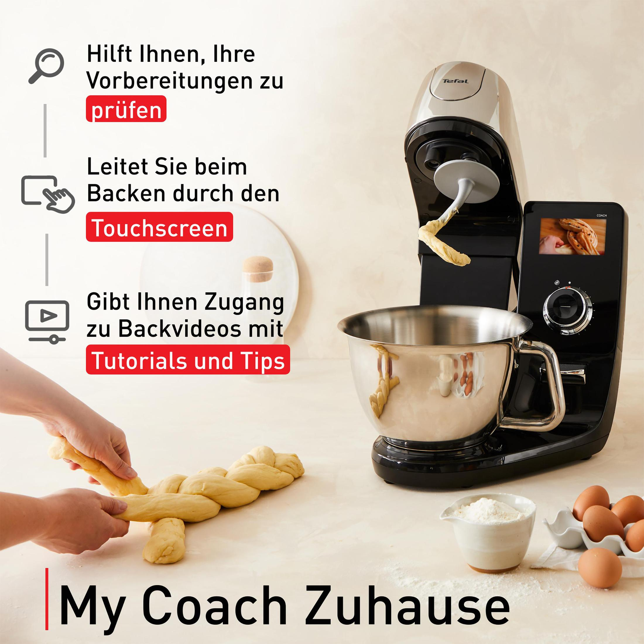 Tefal Küchengerät mit Touchscreen. Hände flechten Teig. Zutaten liegen auf dem Tisch.