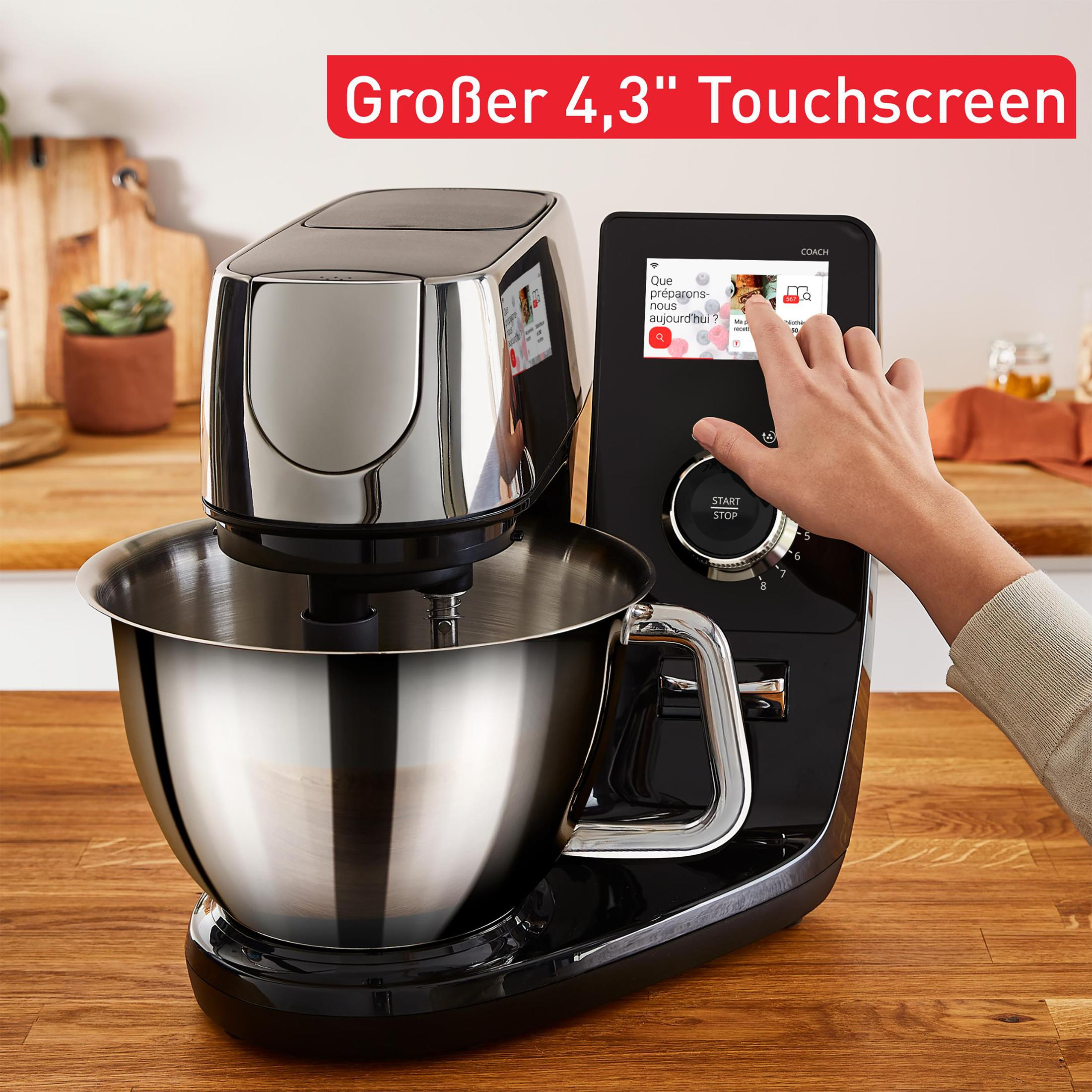 Ein schwarzer und silberner Küchenmixer mit Touchscreen-Display, eine Hand berührt den Bildschirm.