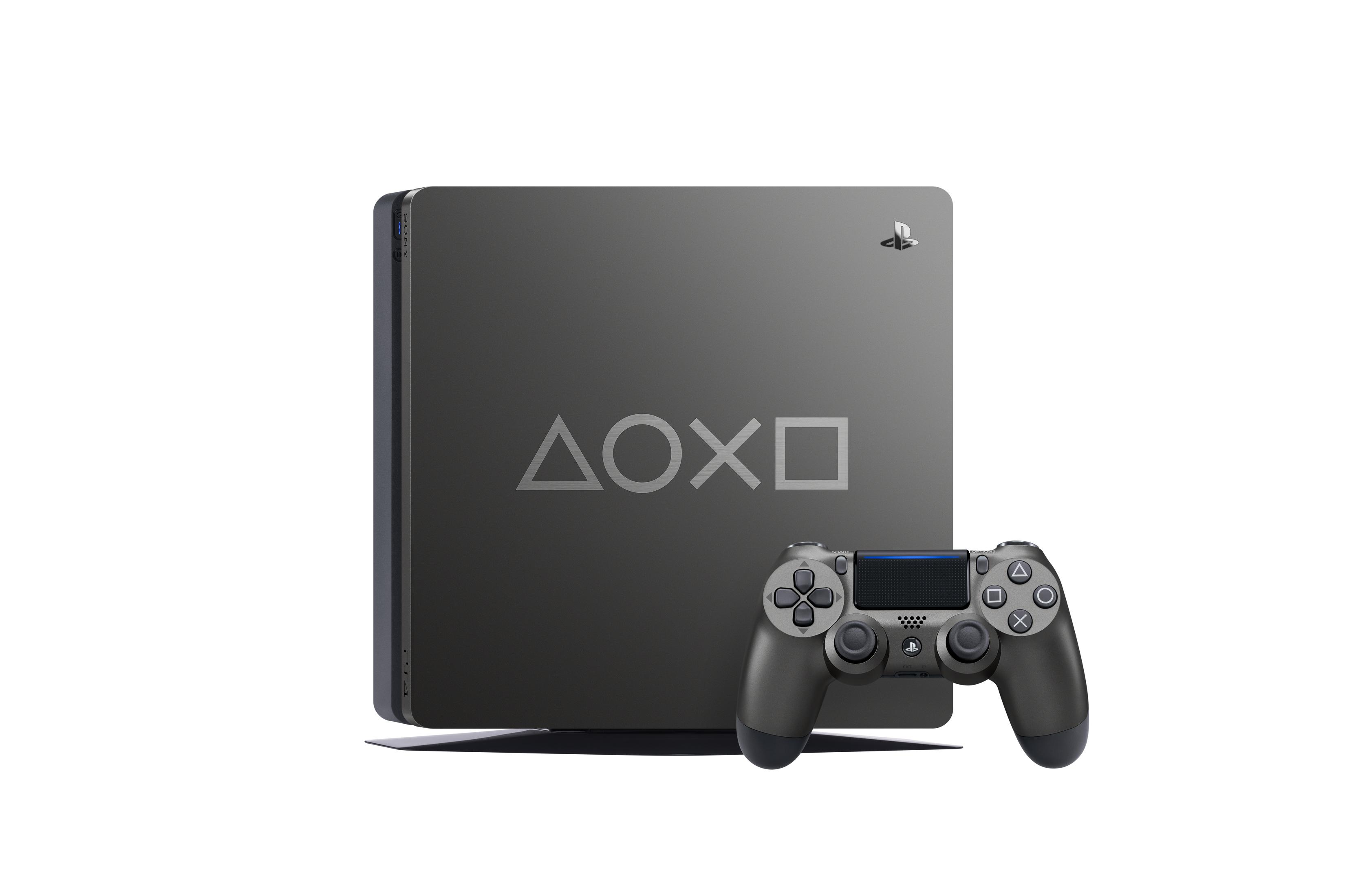 Eine schwarze PlayStation 4 Konsole und Controller auf weißem Hintergrund. Die Konsole hat ein Logo.