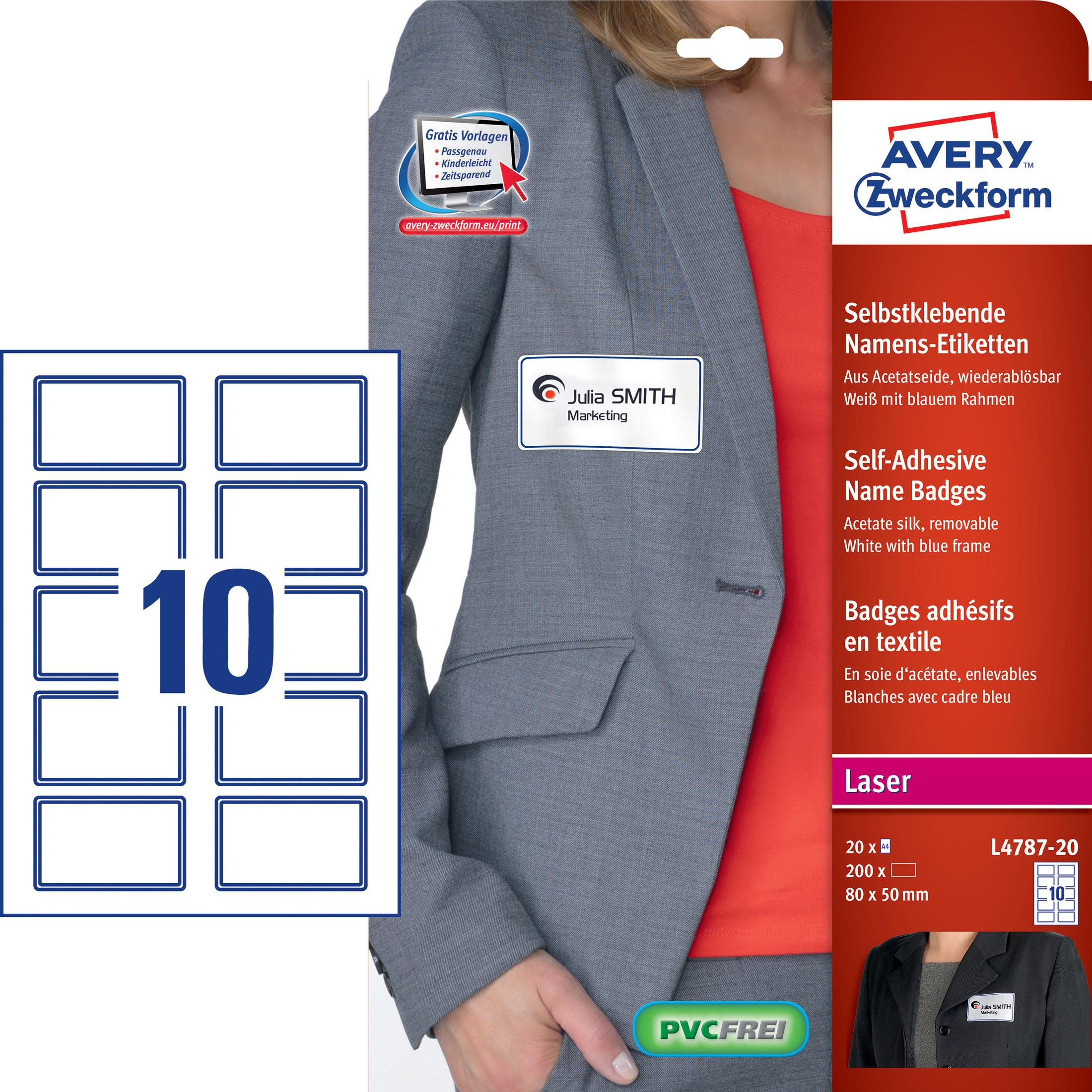 Eine Frau trägt einen grauen Blazer mit Namensschild. Packung mit Namensetiketten im Hintergrund.