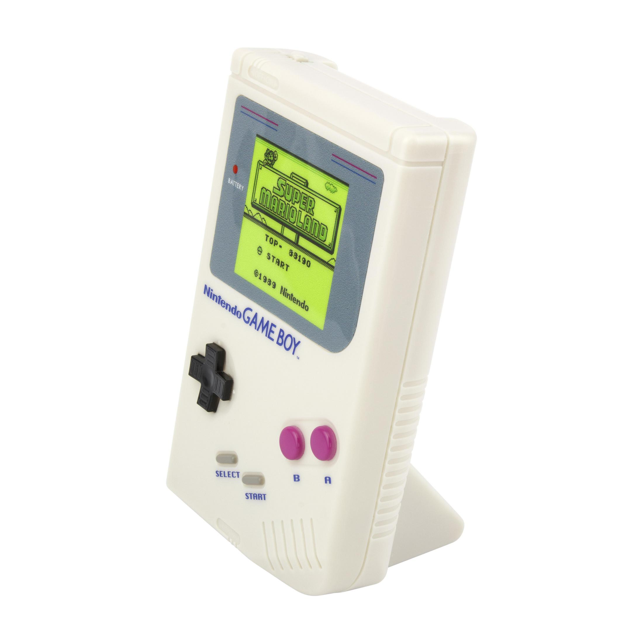 Nintendo Game Boy blanco con el juego Super Mario Land en su pantalla, en ángulo.