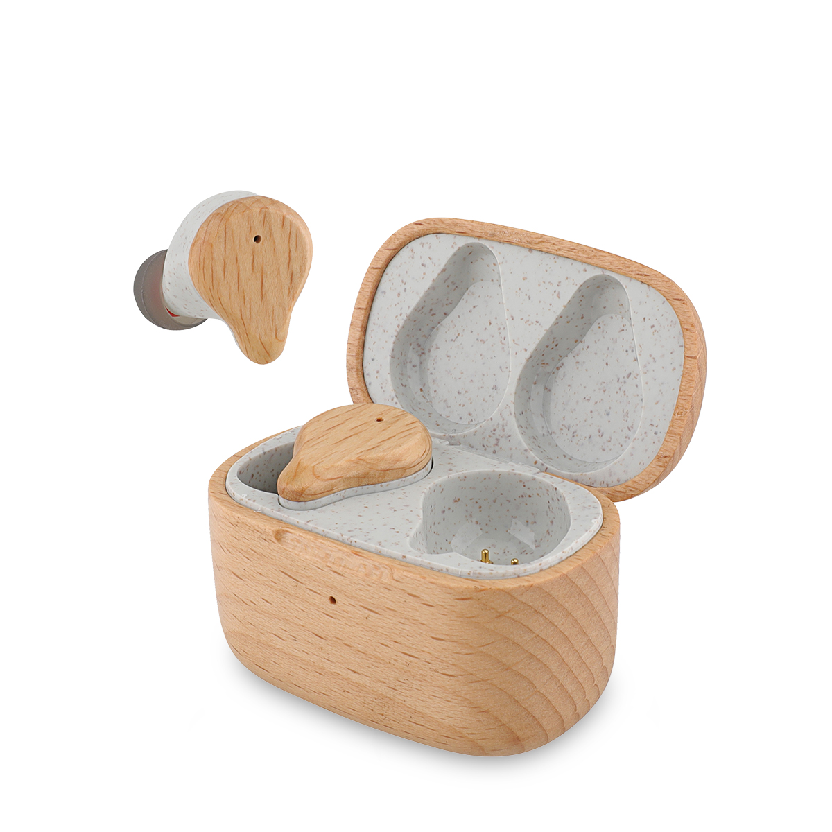 Auriculares de madera y un estuche de carga sobre fondo blanco. El estuche está abierto.