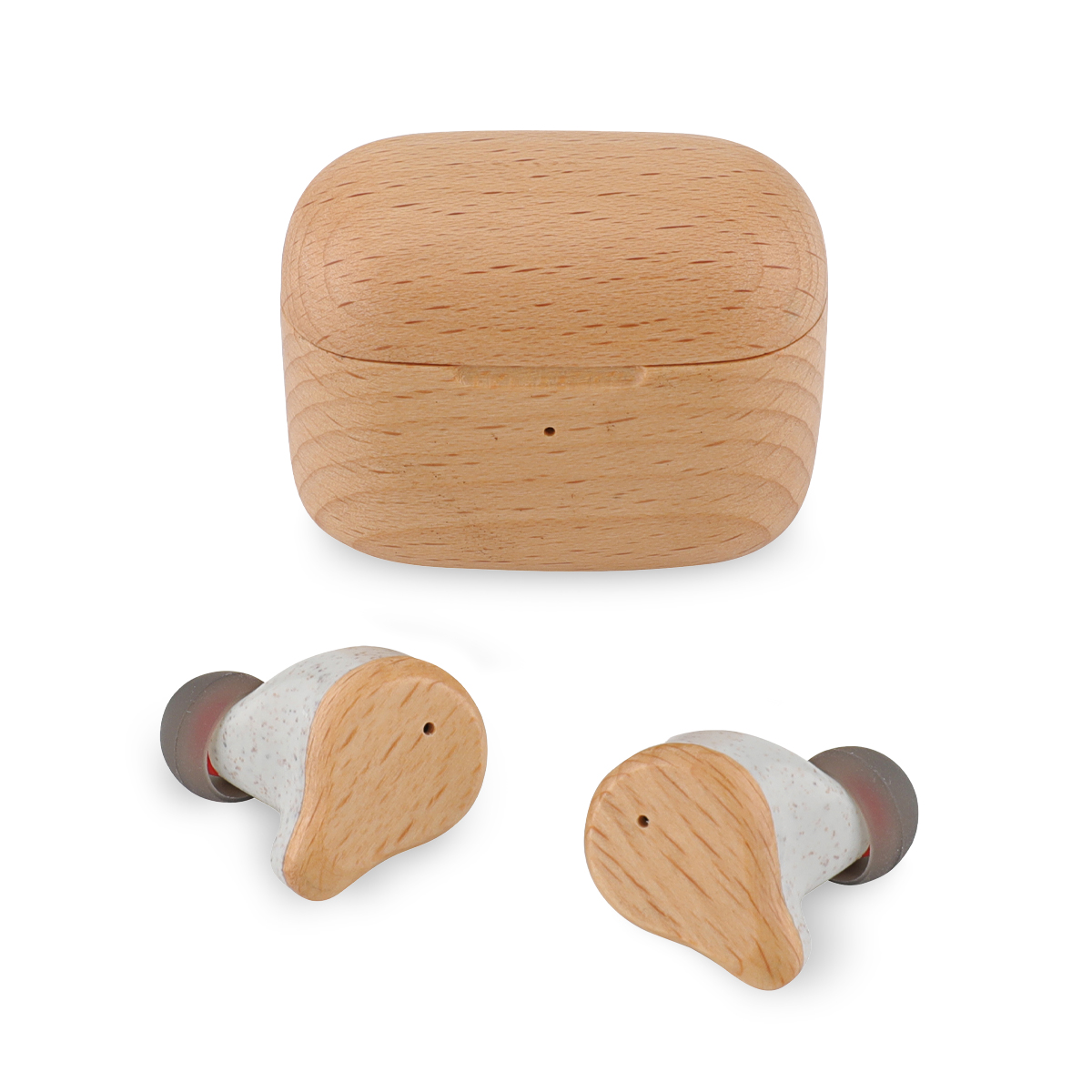 Auriculares de madera y estuche de madera, todo sobre fondo blanco, vista superior.