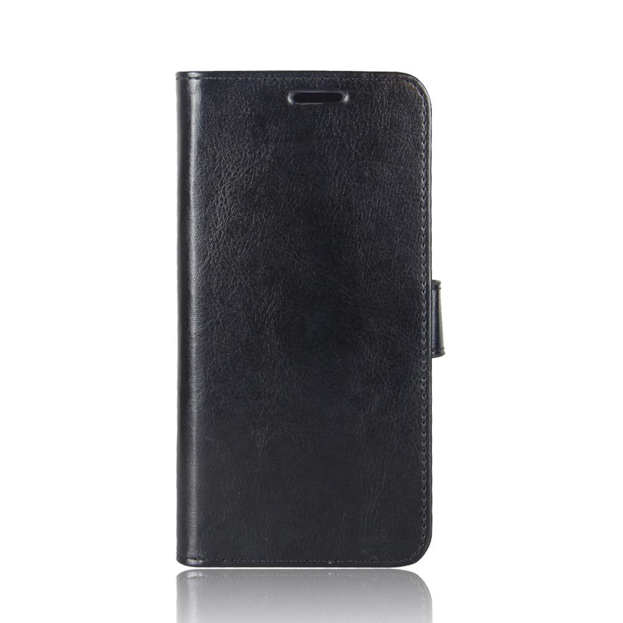 Un étui de téléphone en cuir noir fermé. A une fermeture à bouton. L'étui est uni.