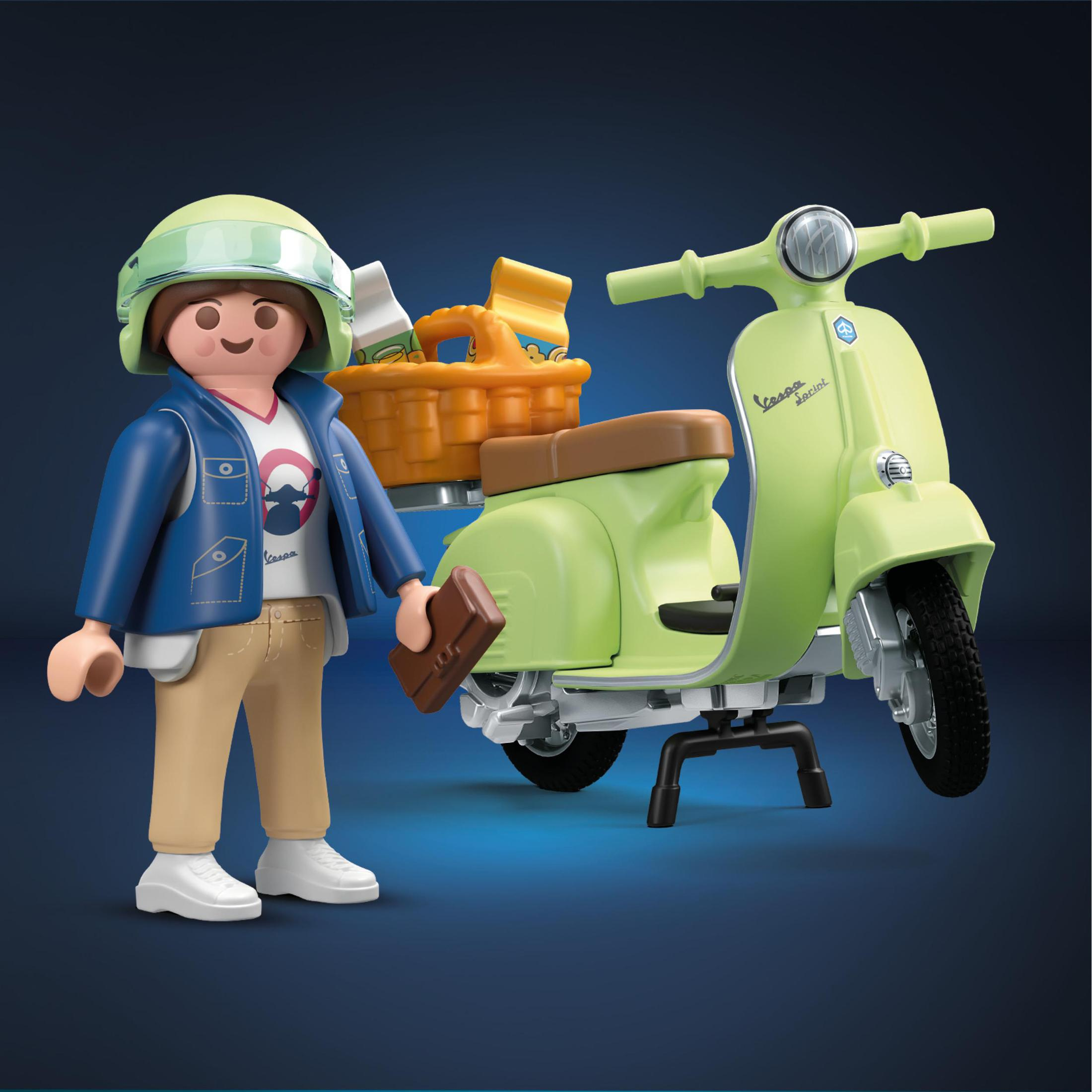 Figurka Playmobil ze skuterem Vespa. Figurka trzyma brązową torbę.