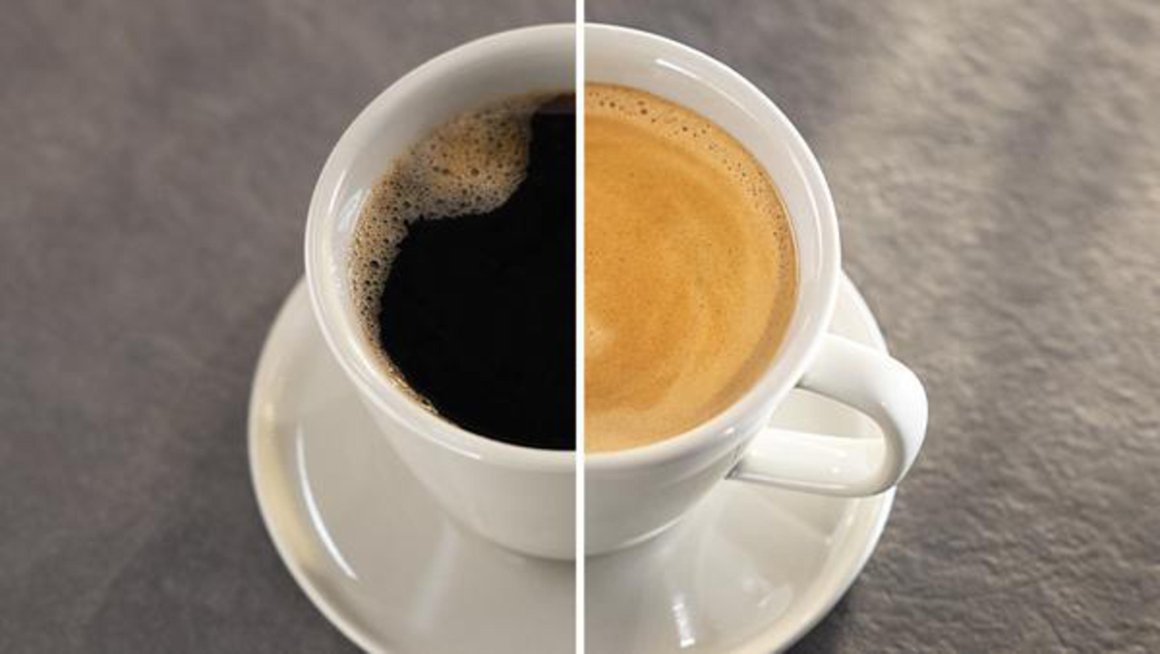 Una tazza di caffè divisa a metà, un lato nero, l'altro con schiuma.