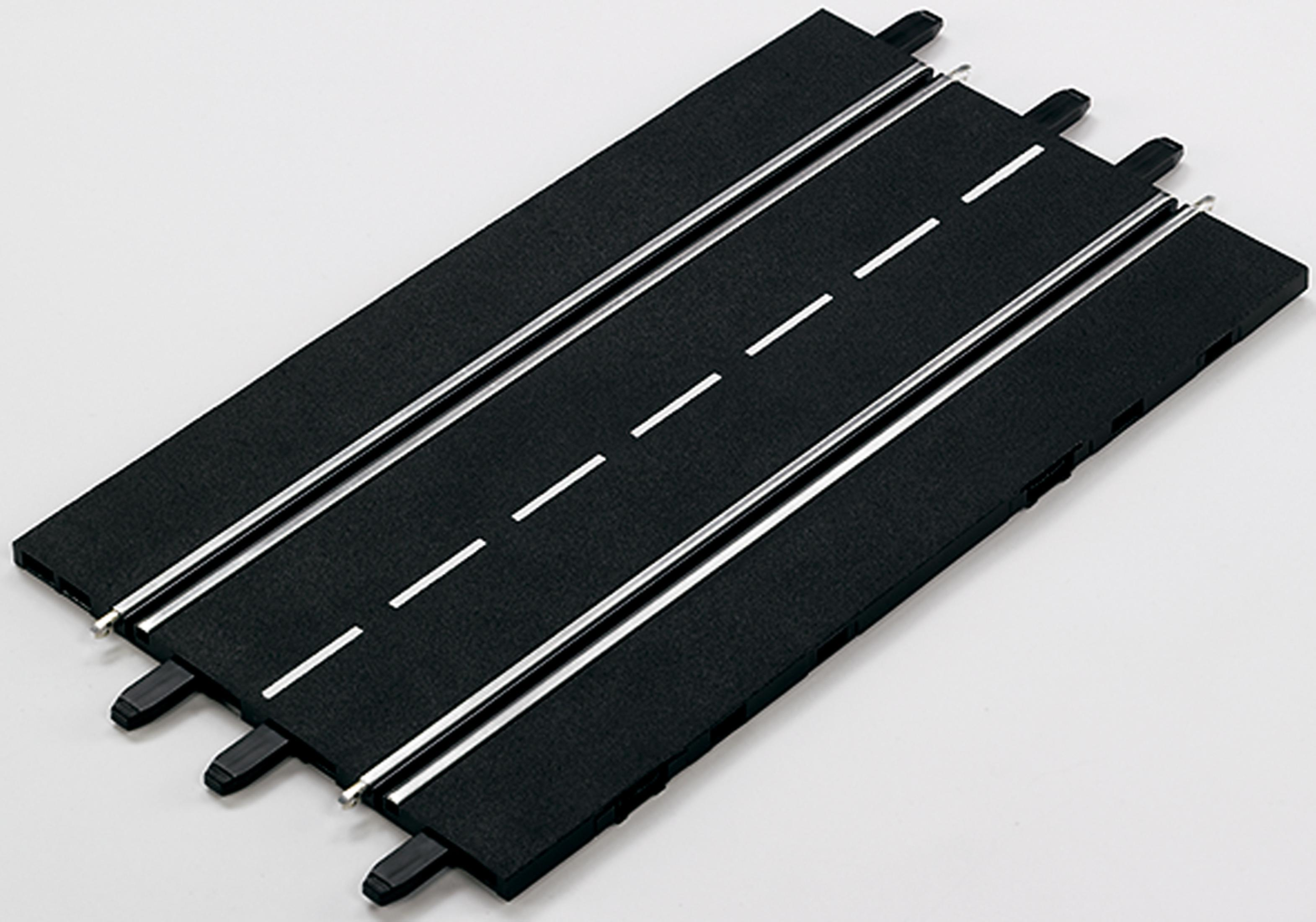 Ein schwarzes Slotcar-Streckenteil mit drei Rillen, weißen Mittellinien und Steckverbindern.