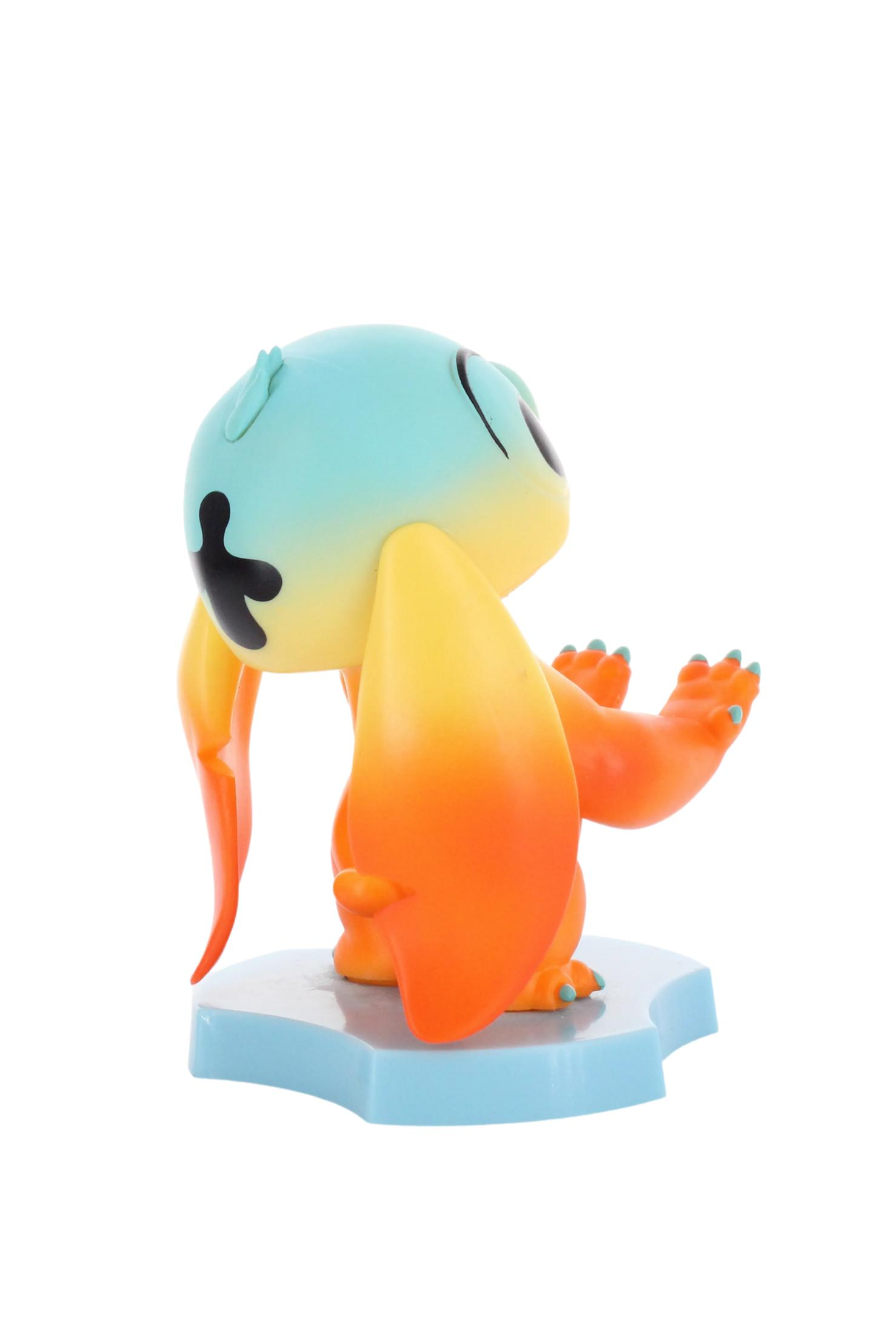 Una statuetta di Stitch da Lilo & Stitch. È blu e arancione, con le braccia alzate, su una base azzurra.