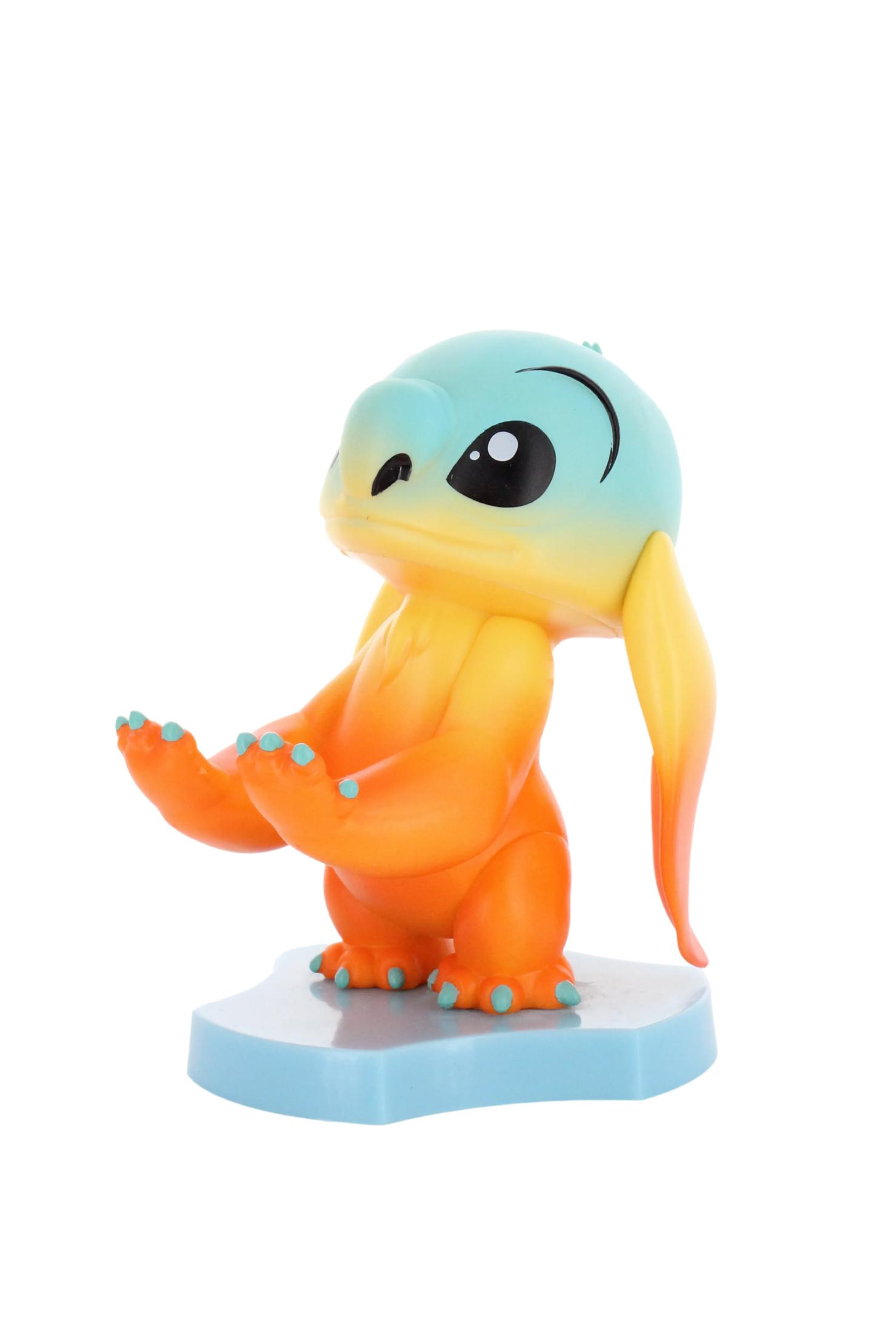 Una colorata statuetta di Stitch con sfumatura blu e arancione, in piedi su una base blu.
