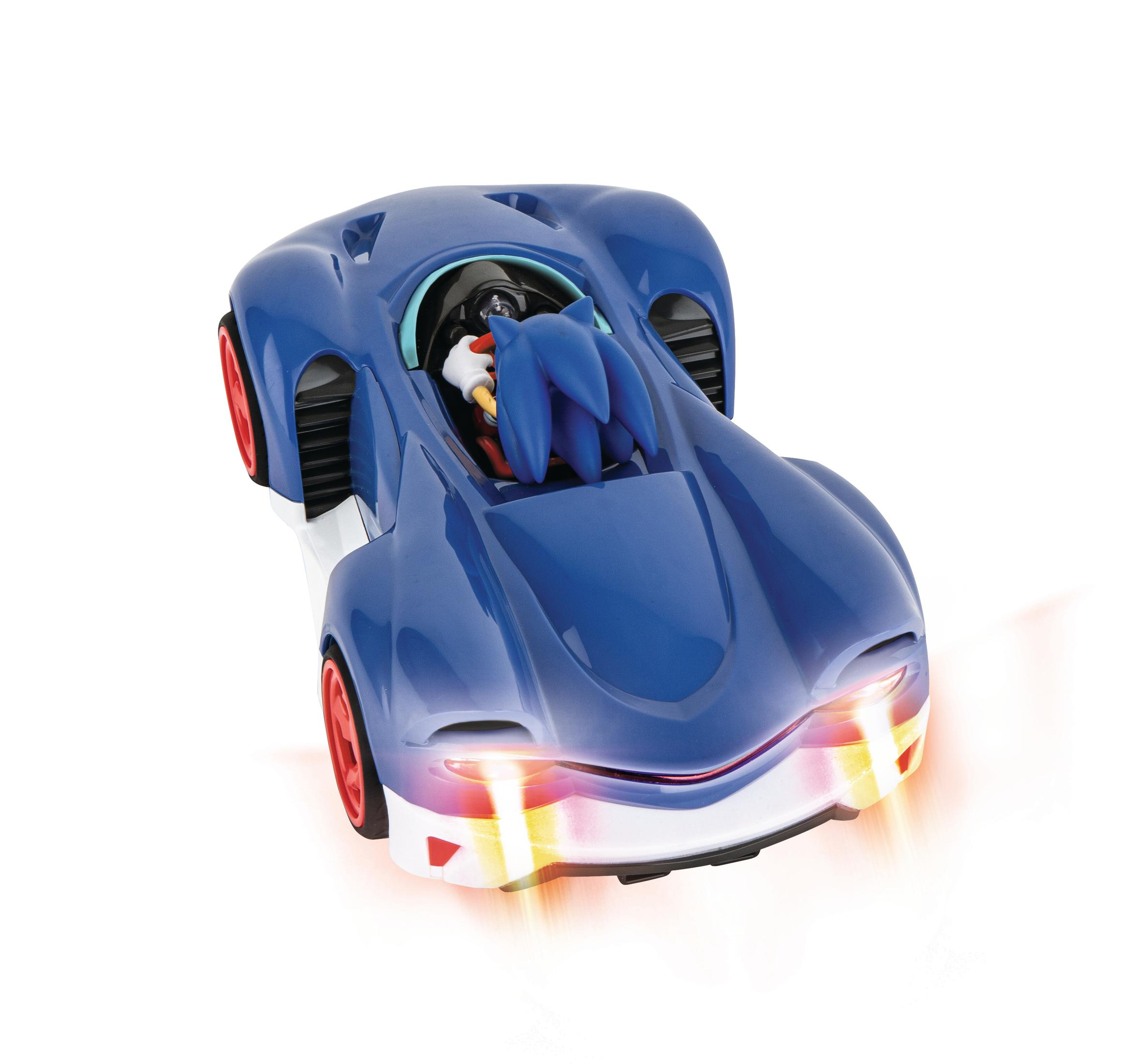Une voiture jouet bleue avec Sonic le Hérisson à l'intérieur, phares allumés, sur fond blanc.